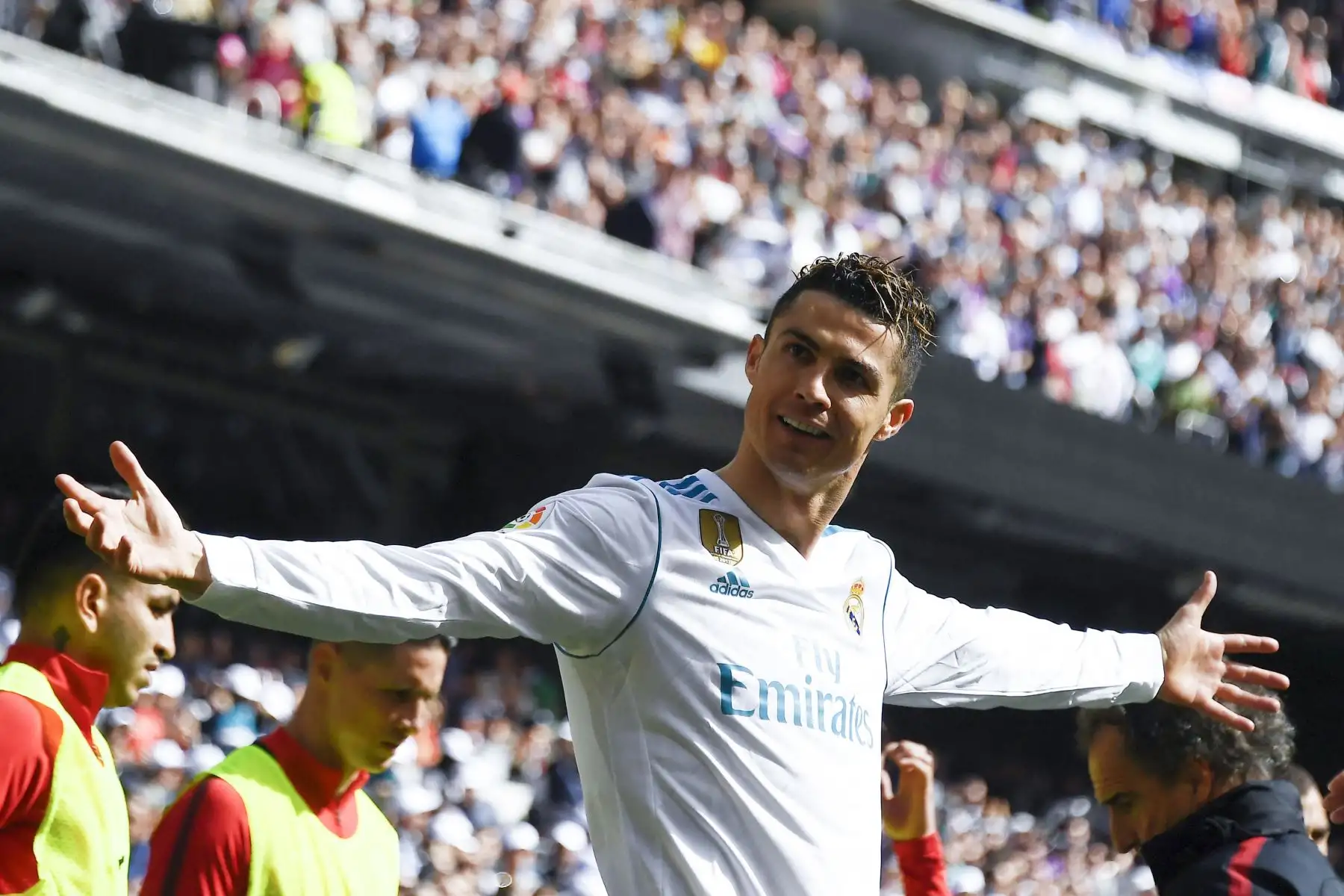 El delantero portugués del Real Madrid Cristiano Ronaldo celebra tras marcar un gol durante el partido de fútbol de la liga española entre el Real Madrid CF y el Club Atlético de Madrid en el estadio Santiago Bernabeu en Madrid el 8 de abril de 2018.
Foto: AFP