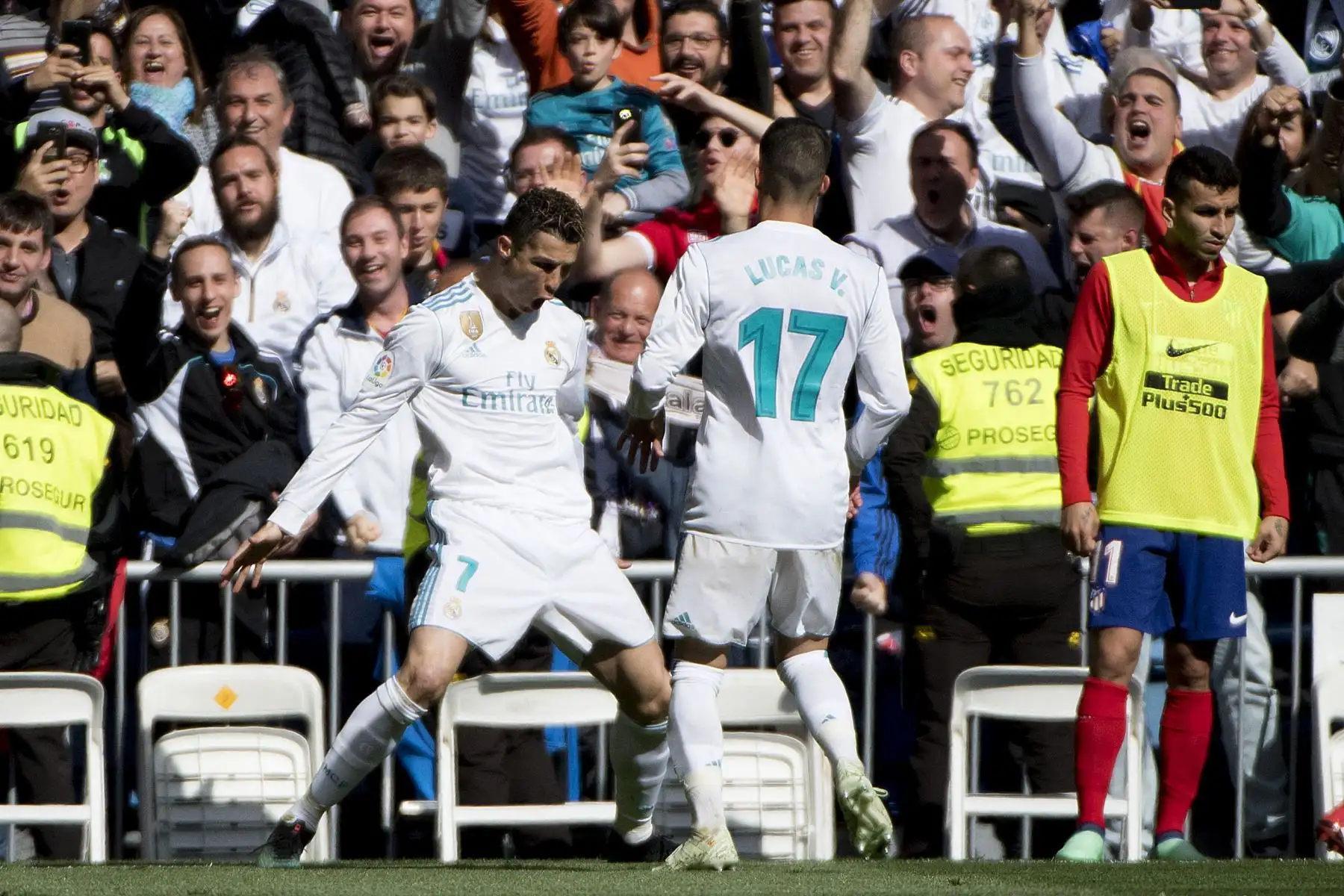 El delantero portugués del Real Madrid Cristiano Ronaldo celebra con el centrocampista español del Real Madrid Lucas Vázquez después de marcar un gol durante el partido de fútbol de la liga española entre el Real Madrid CF y el Club Atlético de Madrid en el estadio Santiago Bernabeu en Madrid el 8 de abril de 2018. 
Foto: AFP