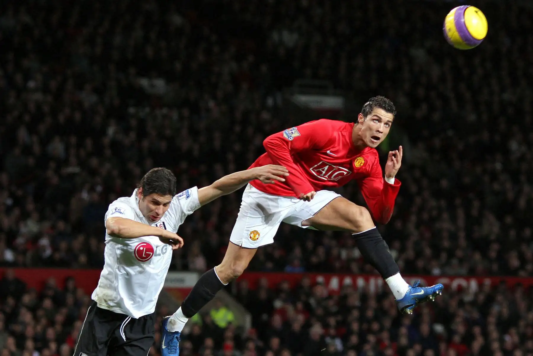 En esta foto de archivo tomada el 3 de diciembre de 2007, Cristiano Ronaldo del Manchester United encabeza su segundo gol ante Dejan Stefanovic de Fulham durante el partido de fútbol de la Premier League, el 3 de diciembre de 2007 en Old Trafford, Manchester, noroeste de Inglaterra.
Foto: AFP