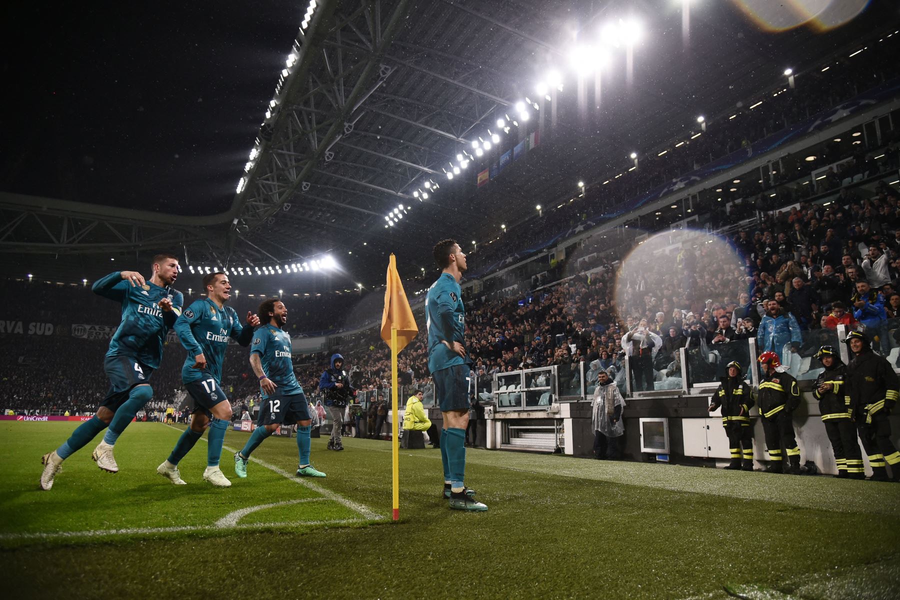 El delantero portugués del Real Madrid Cristiano Ronaldo celebra con sus compañeros de equipo tras marcar su segundo gol durante el partido de ida de cuartos de final de la UEFA Champions League entre la Juventus y el Real Madrid en el Allianz Stadium de Turín el 3 de abril de 2018.
Foto: AFP