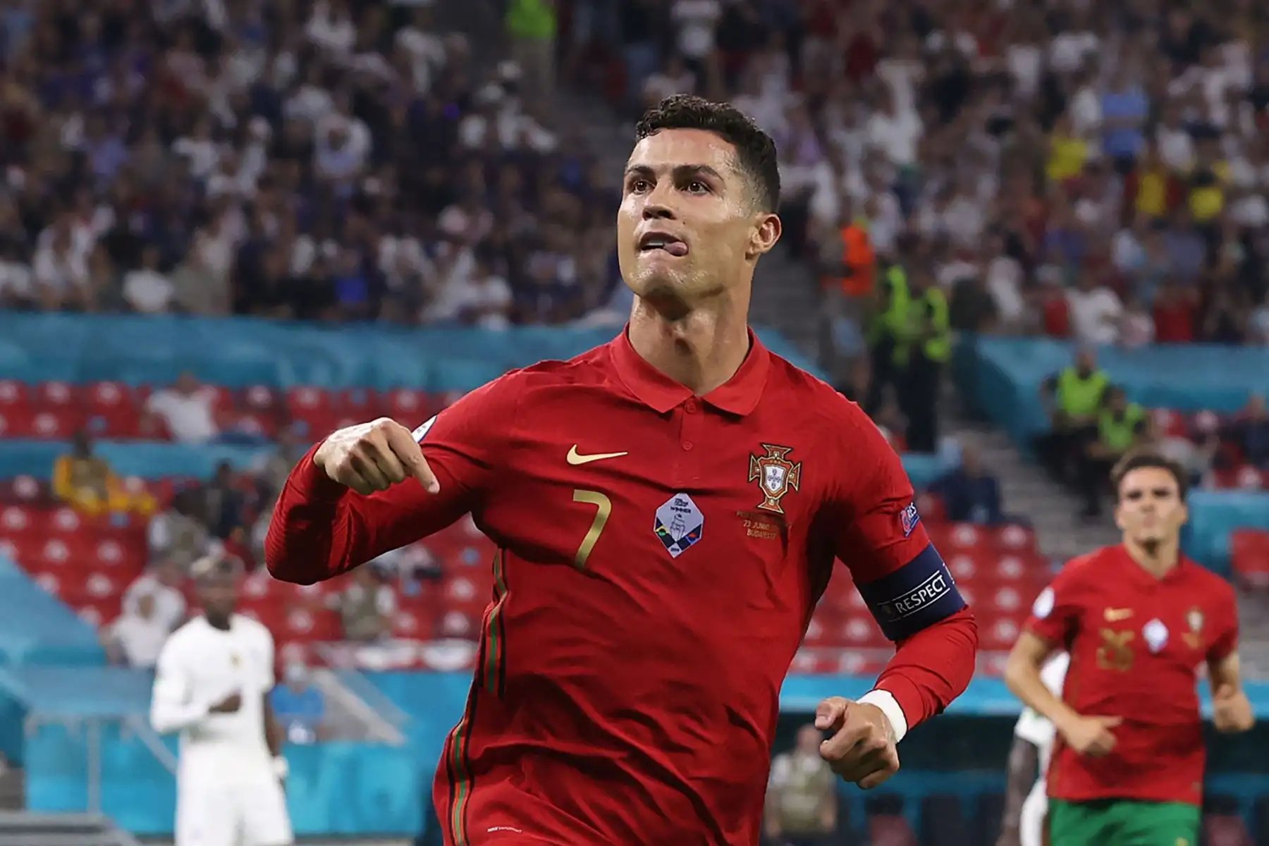 En esta foto de archivo tomada el 23 de junio de 2021, el delantero portugués Cristiano Ronaldo celebra tras anotar un segundo penalti durante el partido de fútbol del Grupo F de la UEFA EURO 2020 entre Portugal y Francia en el Puskas Arena de Budapest el 23 de junio de 2021. 
Foto: AFP