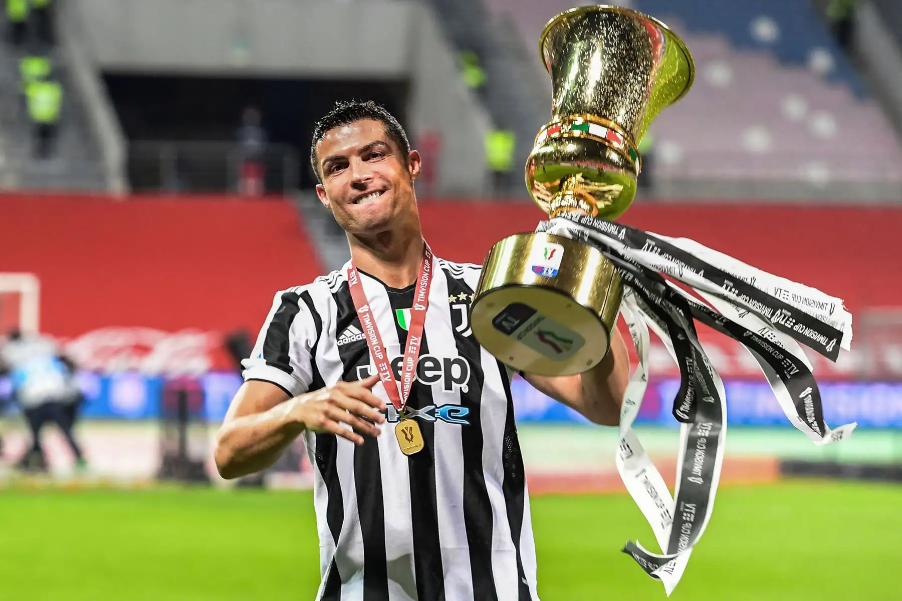 En esta foto de archivo tomada el 19 de mayo de 2021, el delantero portugués de la Juventus, Cristiano Ronaldo, sostiene la copa después de que Juventus ganó la final de la Copa de Italia.
Foto: AFP