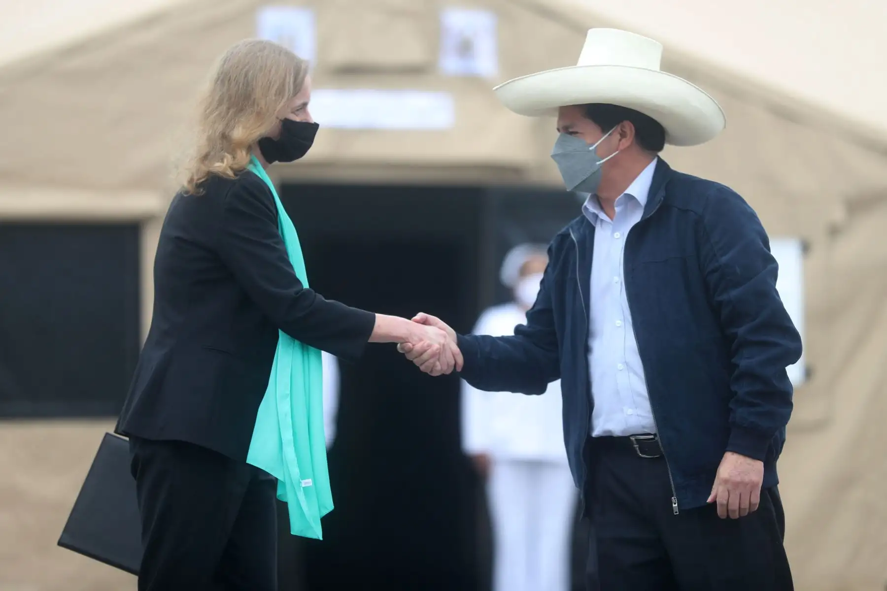 El presidente de la República, Pedro Castillo, junto con la embajadora de los Estados Unidos en el Perú, Lisa Kenna, encabezó la entrega de cuatro hospitales de emergencia móviles al Ejército peruano, donados por el gobierno estadounidense.
Foto: ANDINA/Presidencia