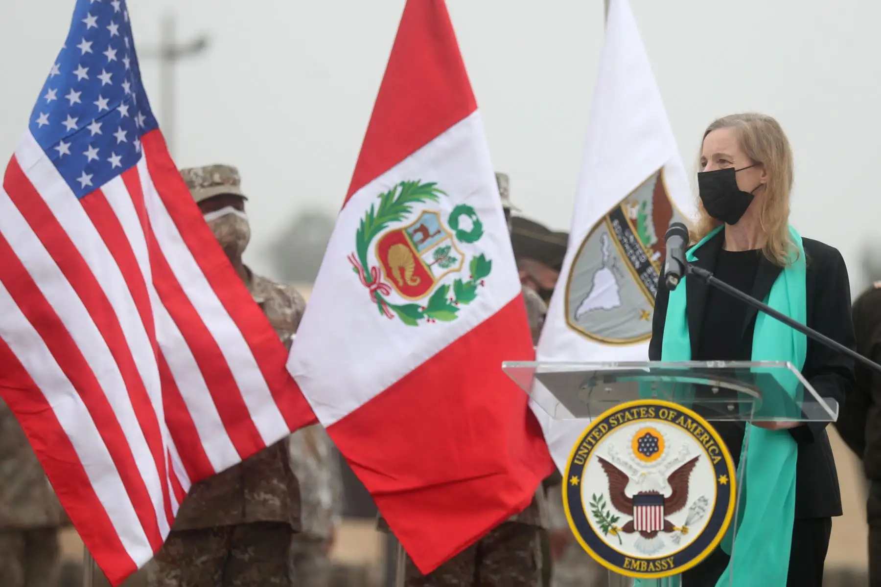 El presidente de la República, Pedro Castillo, junto con la embajadora de los Estados Unidos en el Perú, Lisa Kenna, encabezó la entrega de cuatro hospitales de emergencia móviles al Ejército peruano, donados por el gobierno estadounidense.
Foto: ANDINA/Presidencia