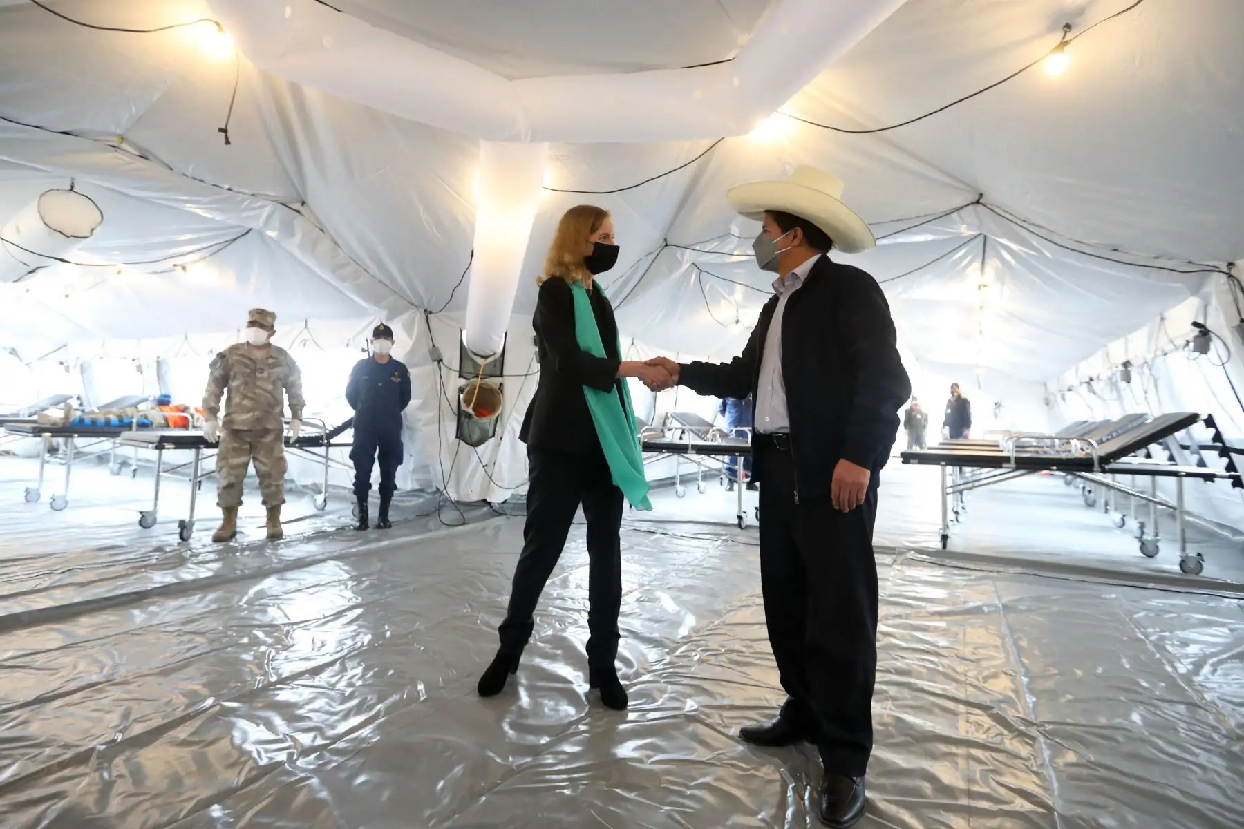 El presidente de la República, Pedro Castillo, junto con la embajadora de los Estados Unidos en el Perú, Lisa Kenna, encabezó la entrega de cuatro hospitales de emergencia móviles al Ejército peruano, donados por el gobierno estadounidense.
Foto: ANDINA/Presidencia