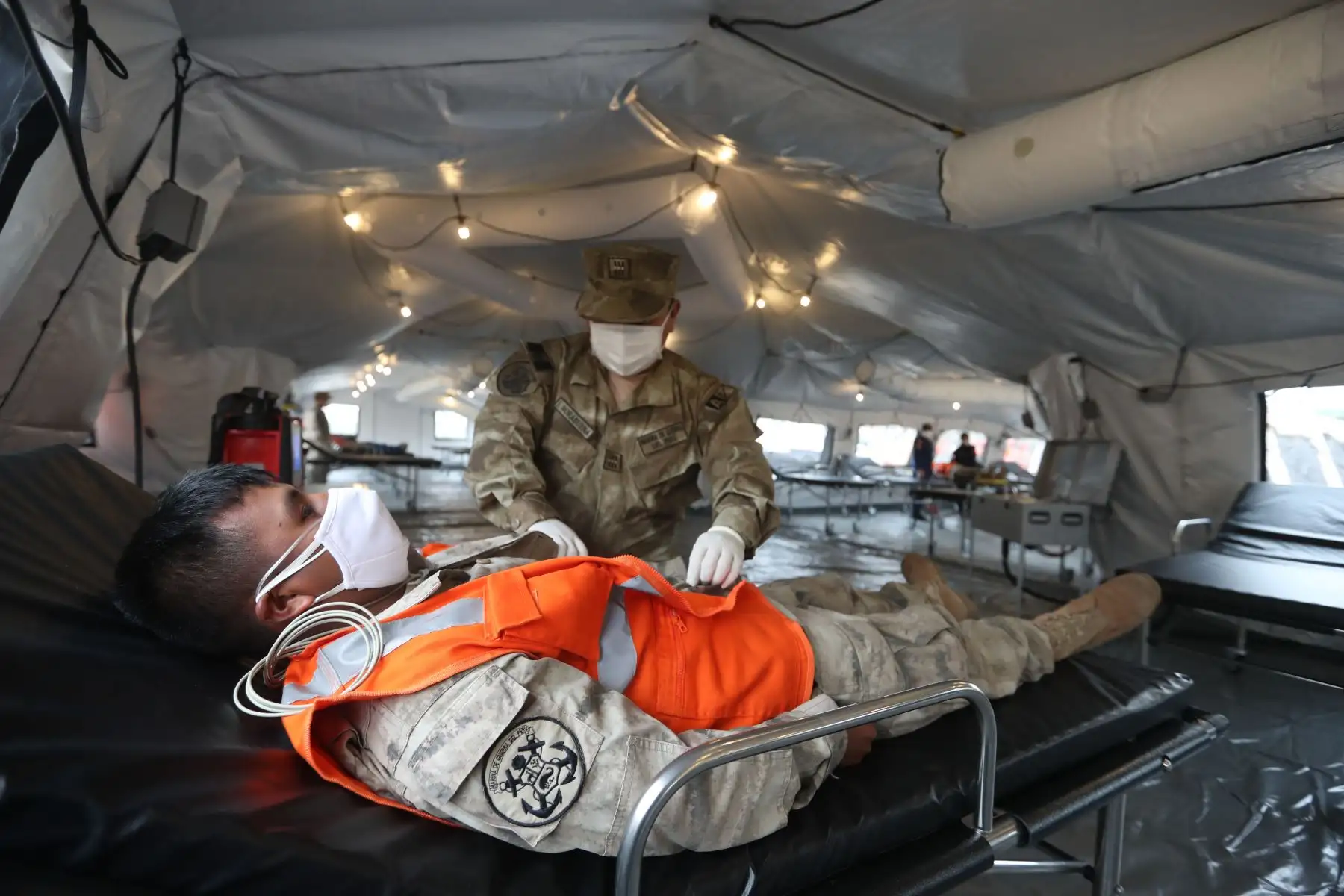 El presidente de la República, Pedro Castillo, junto con la embajadora de los Estados Unidos en el Perú, Lisa Kenna, encabezó la entrega de cuatro hospitales de emergencia móviles al Ejército peruano, donados por el gobierno estadounidense.
Foto: ANDINA/Presidencia