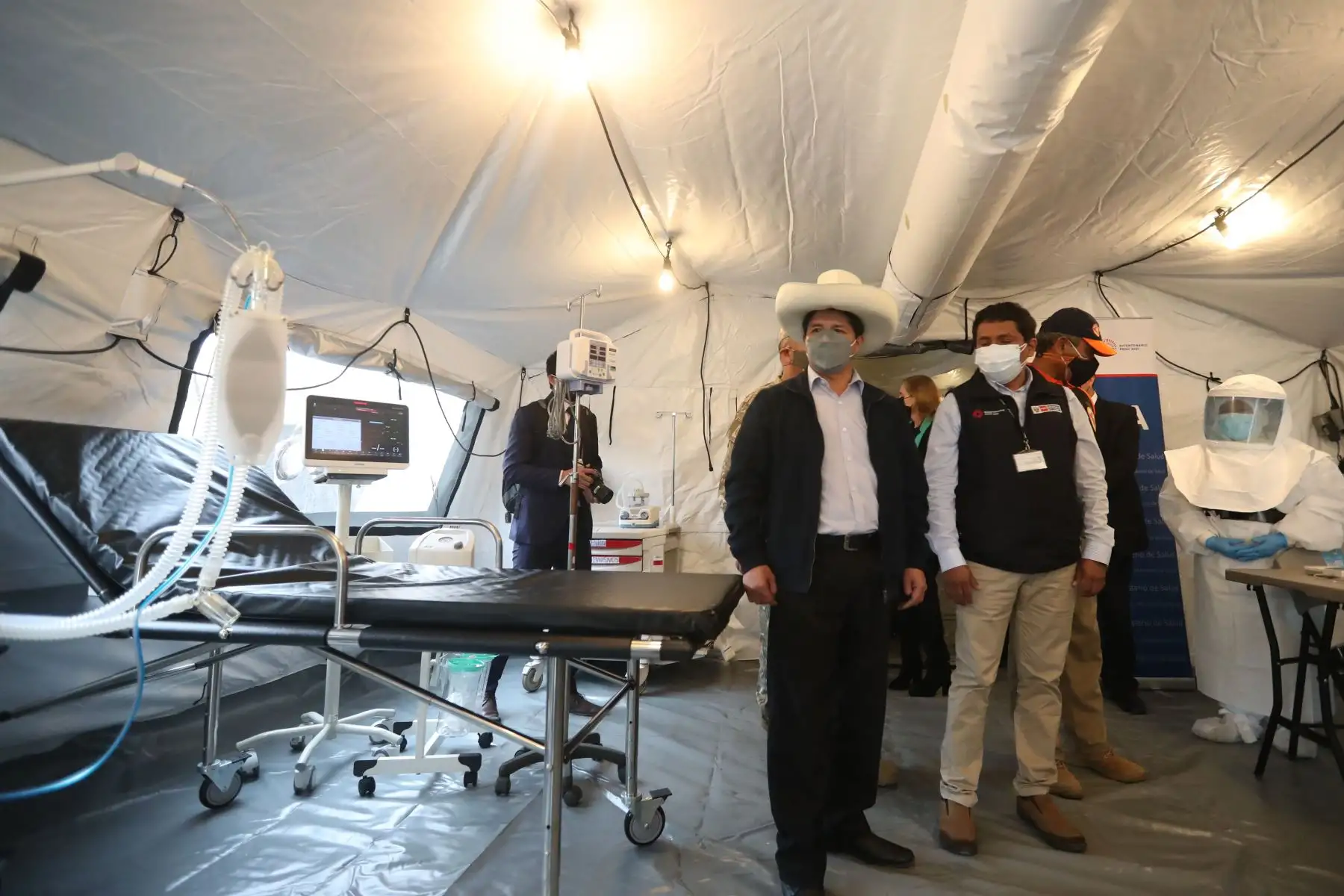 El presidente de la República, Pedro Castillo, junto con la embajadora de los Estados Unidos en el Perú, Lisa Kenna, encabezó la entrega de cuatro hospitales de emergencia móviles al Ejército peruano, donados por el gobierno estadounidense.
Foto: ANDINA/Presidencia