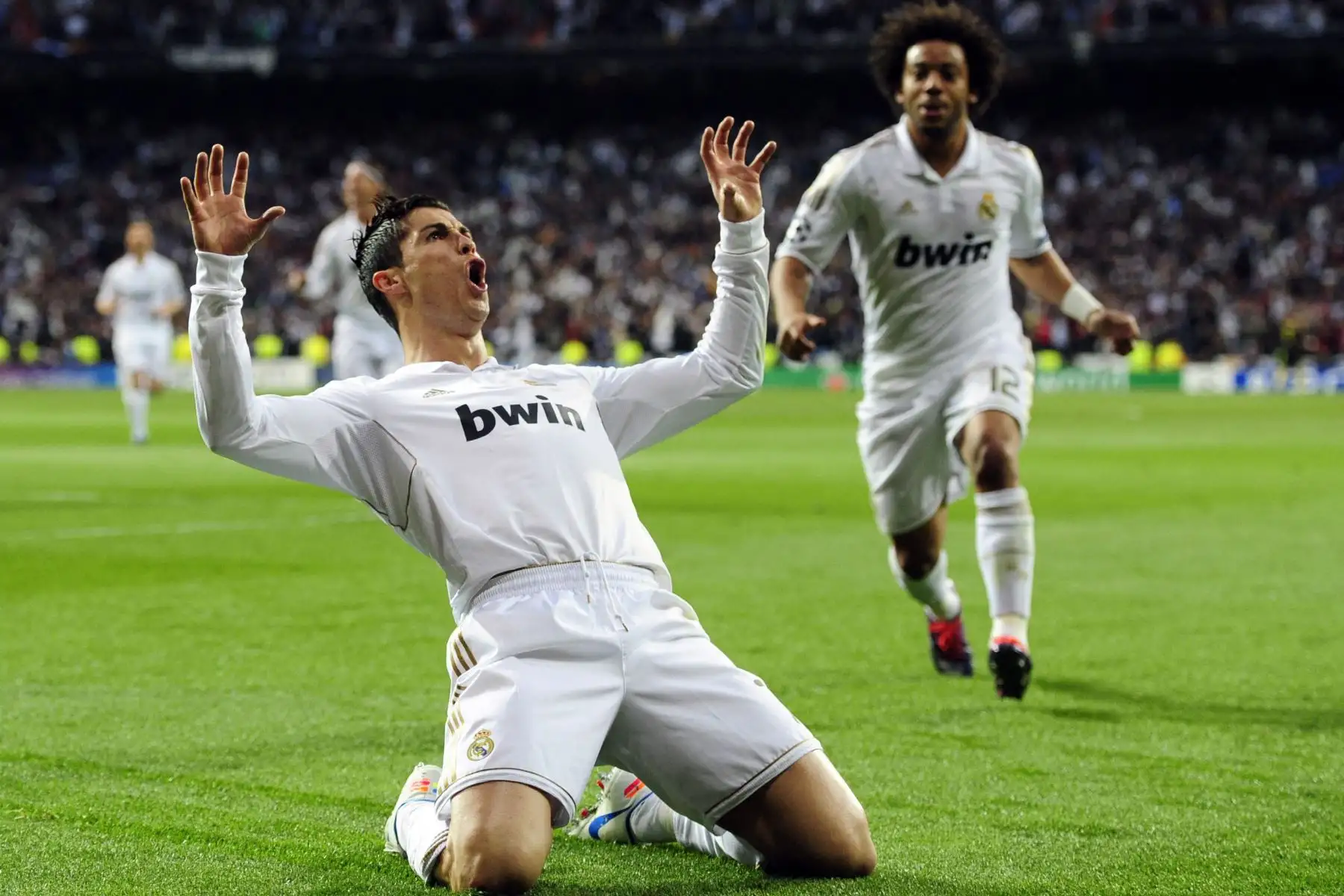 El delantero portugués del Real Madrid, Cristiano Ronaldo , celebra tras anotar su segundo gol durante el partido de vuelta de la semifinal de la Liga de Campeones de la UEFA Real Madrid contra el Bayern de Múnich en el estadio Santiago Bernabeu de Madrid el 25 de abril de 2012.
Foto: AFP