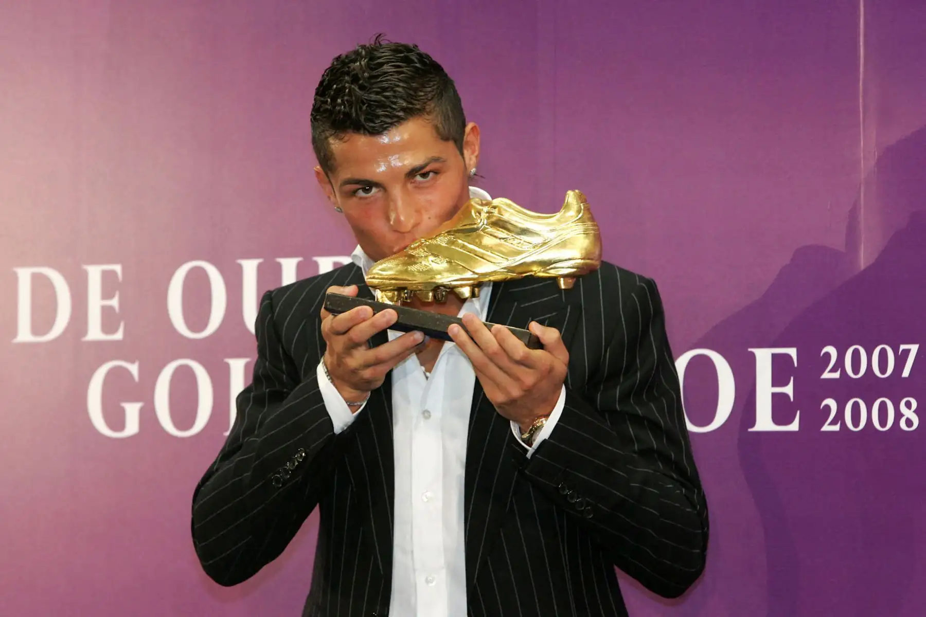 El delantero portugués del Manchester United, Cristiano Ronaldo, besa su premio "Bota de Oro 2008", otorgado al mejor goleador de Europa, en Funchal, isla de Madeira, el 13 de septiembre de 2008. 
Foto: AFP