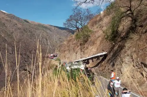La unidad de placa B0Z-964, que trasladaba a trabajadores de la empresa minera MMG Las Bambas, cayó a un abismo. Foto: ANDINA/difusión.