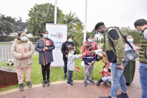 Christian Ramos, Carlos Cáceda y José Carvallo en representación de la selección peruana de fútbol entregaron la donación de artículos de primera necesidad que son de uso exclusivo para los niños y las madres albergadas. ANDINA/ INSN- San Borja