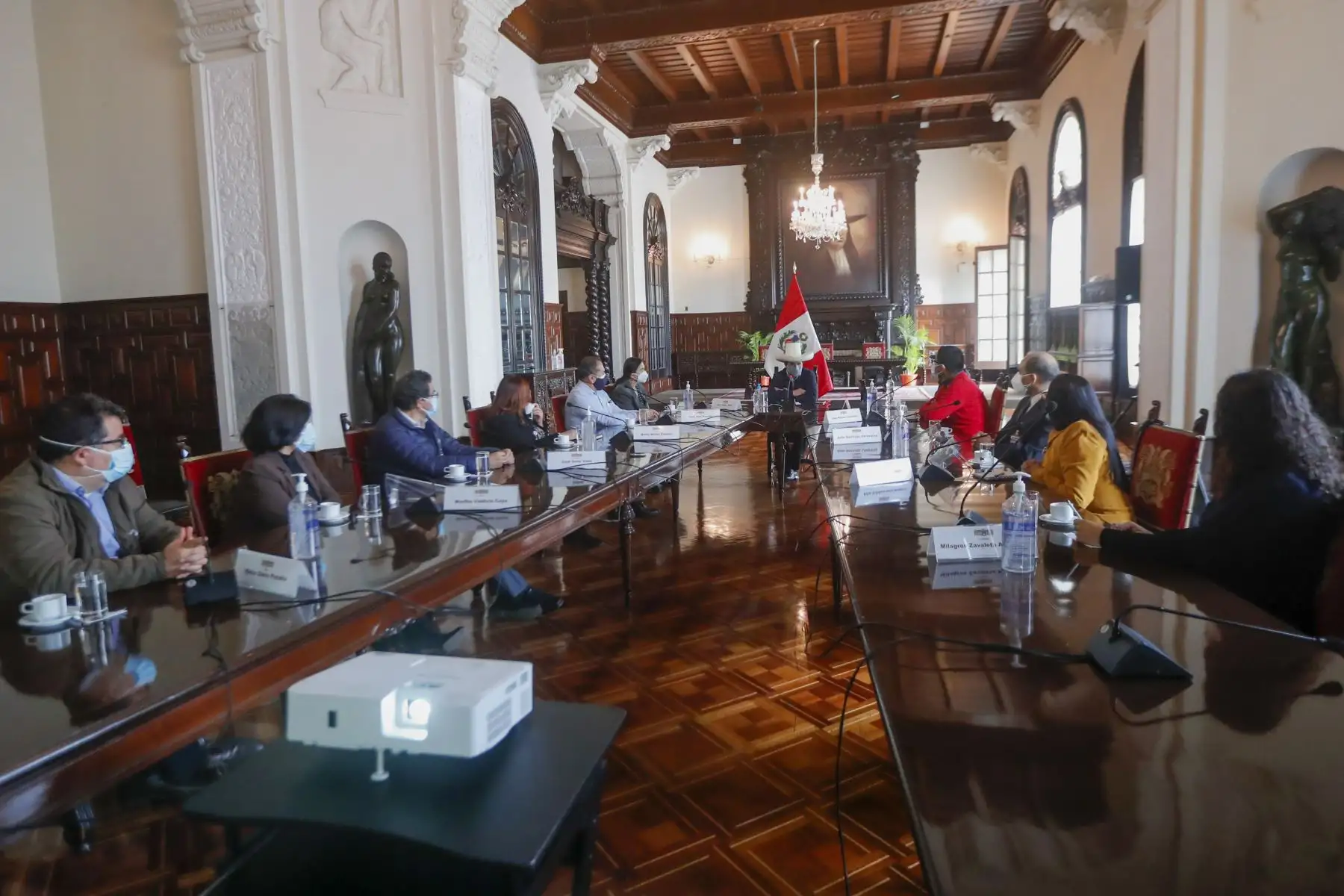 El presidente de la República, Pedro Castillo, sostuvo una reunión de coordinación con un grupo de científicos, para abordar el proyecto de ley que crea el Ministerio de Ciencia, Tecnología e Innovación Tecnológica. Foto: ANDINA/Presidencia Perú