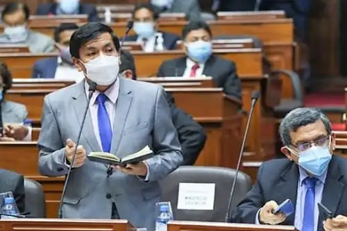 Ministro de Educación, Juan Cadillo León, expone ante el pleno del Congreso de la República.