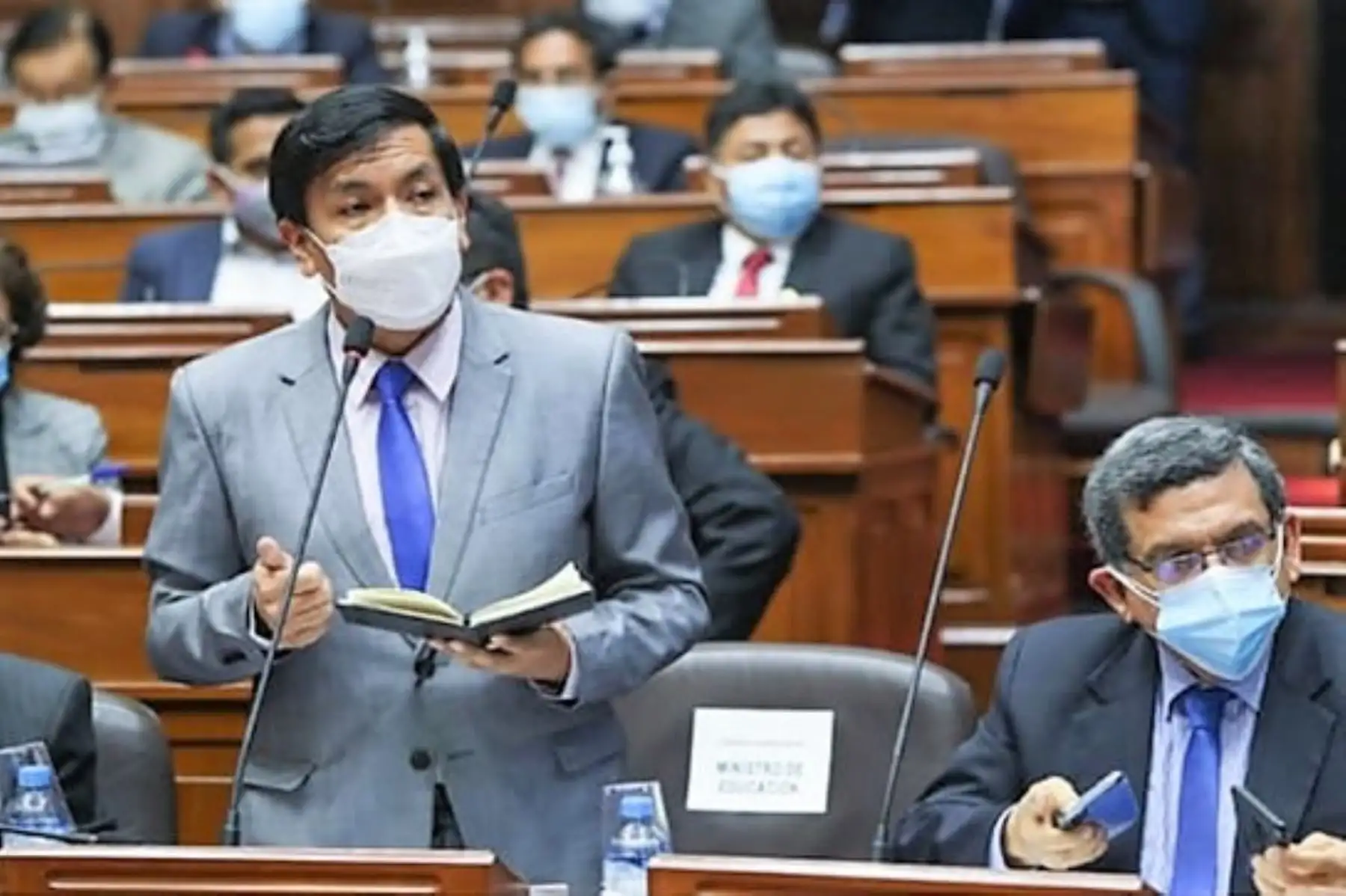 Ministro de Educación, Juan Cadillo León, expone ante el pleno del Congreso de la República.