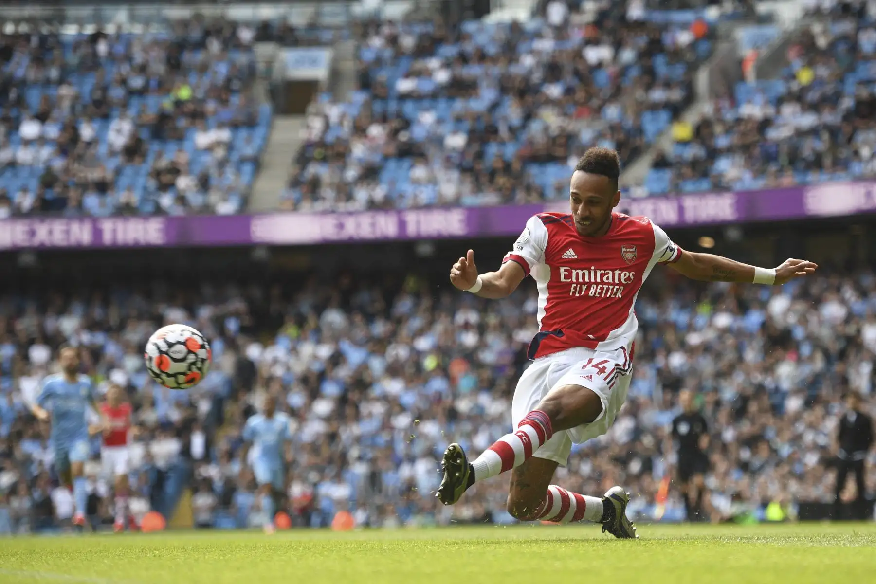 El delantero gabonés del Arsenal Pierre-Emerick Aubameyang dispara durante el partido de fútbol de la Premier League. Foto: AFP