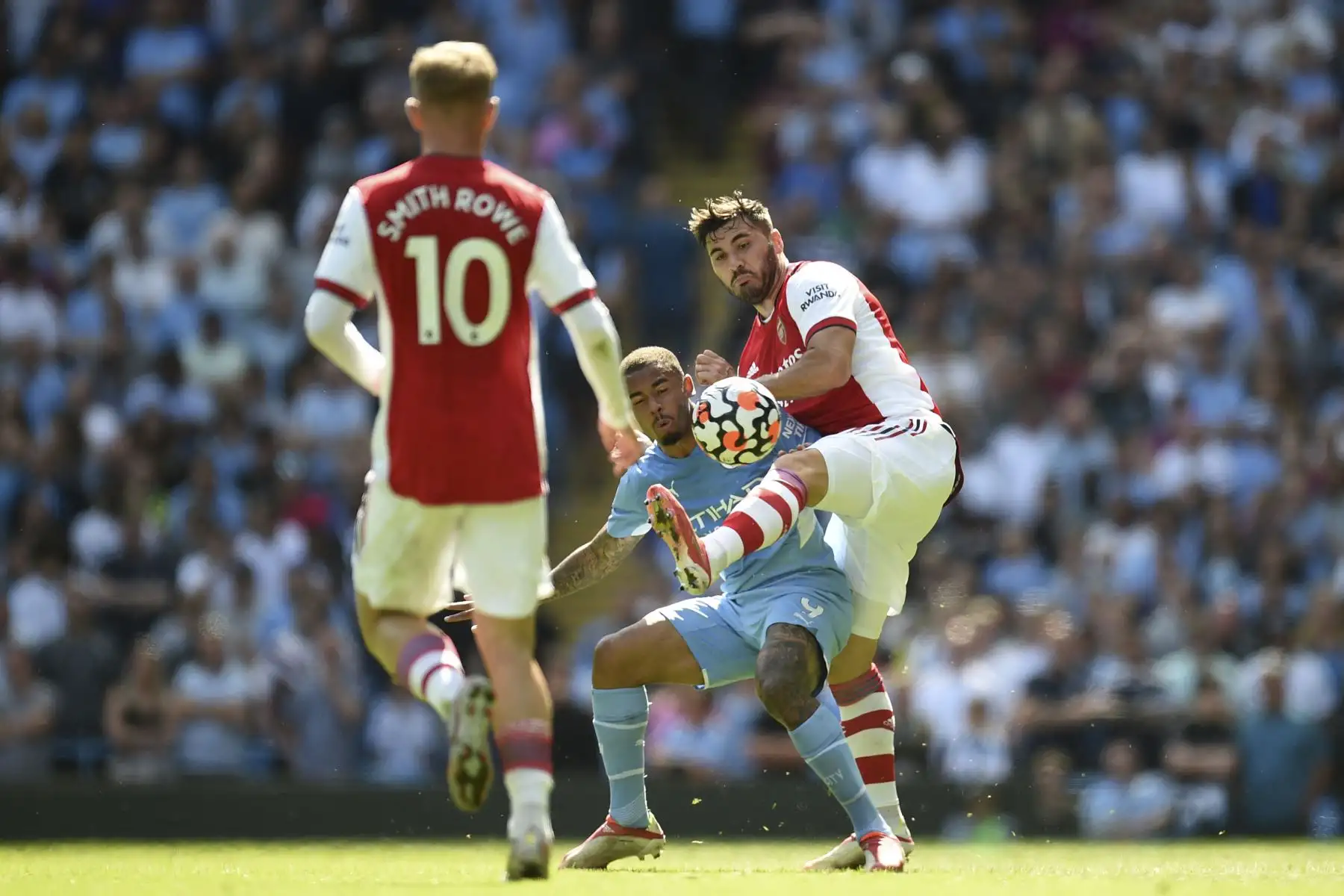 El delantero brasileño del Manchester City Gabriel Jesus compite con el defensor bosnio de origen alemán del Arsenal Sead Kolasinac durante el partido de la Premier League. Foto: AFP