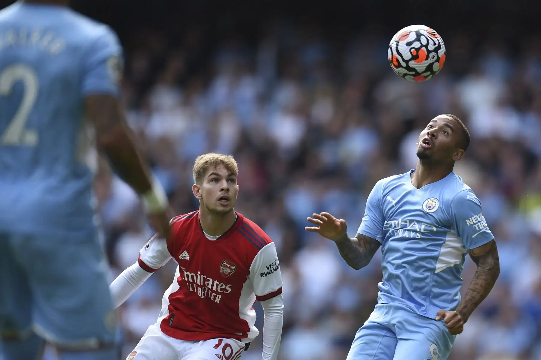 El mediocampista inglés del Arsenal, Emile Smith Rowe, compite con el delantero brasileño del Manchester City Gabriel Jesus durante el partido de la Premier League, en el Etihad Stadium de Manchester. Foto: AFP