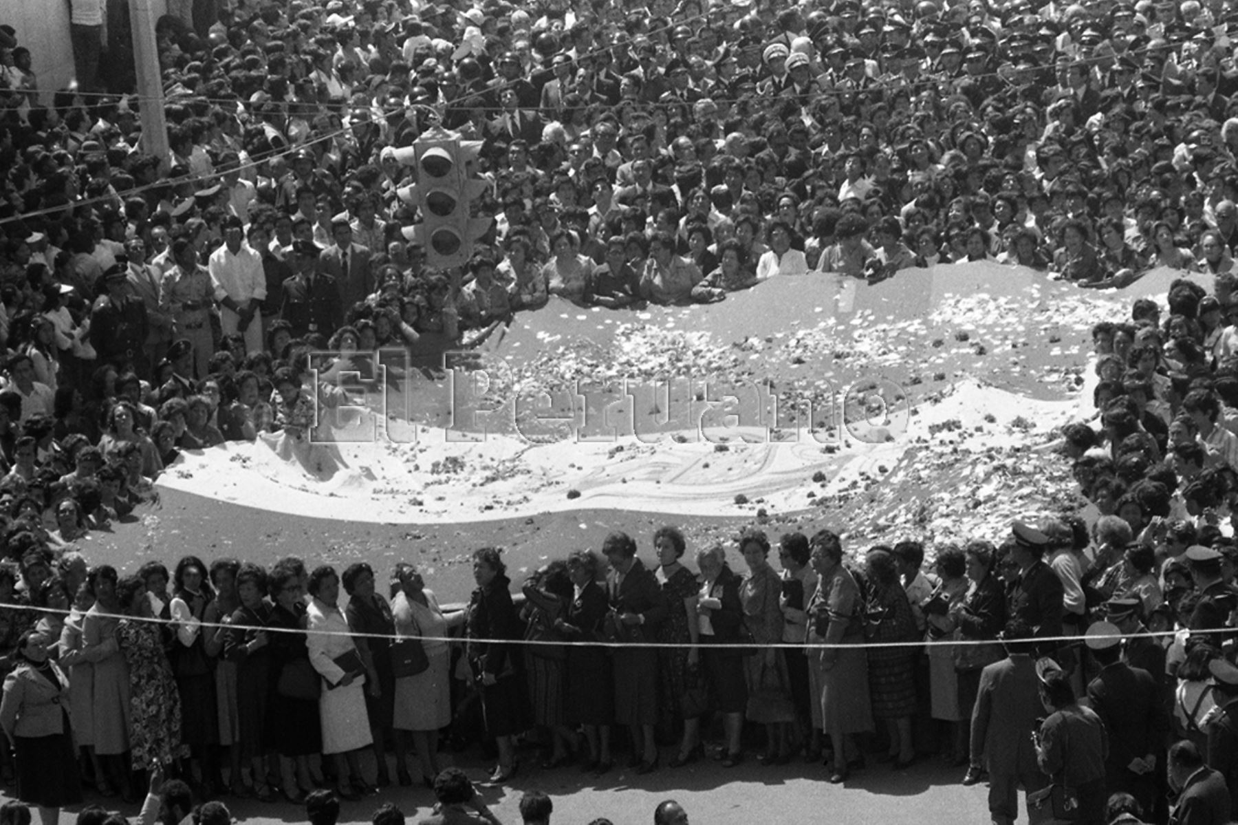 Tacna - 28 agosto 1979. Mujeres de Tacna llevan la Bandera Nacional en procesión en la conmemoración del 50 aniversario de la reincorporación de Tacna al territorio nacional. Foto: Archivo Histórico El Peruano