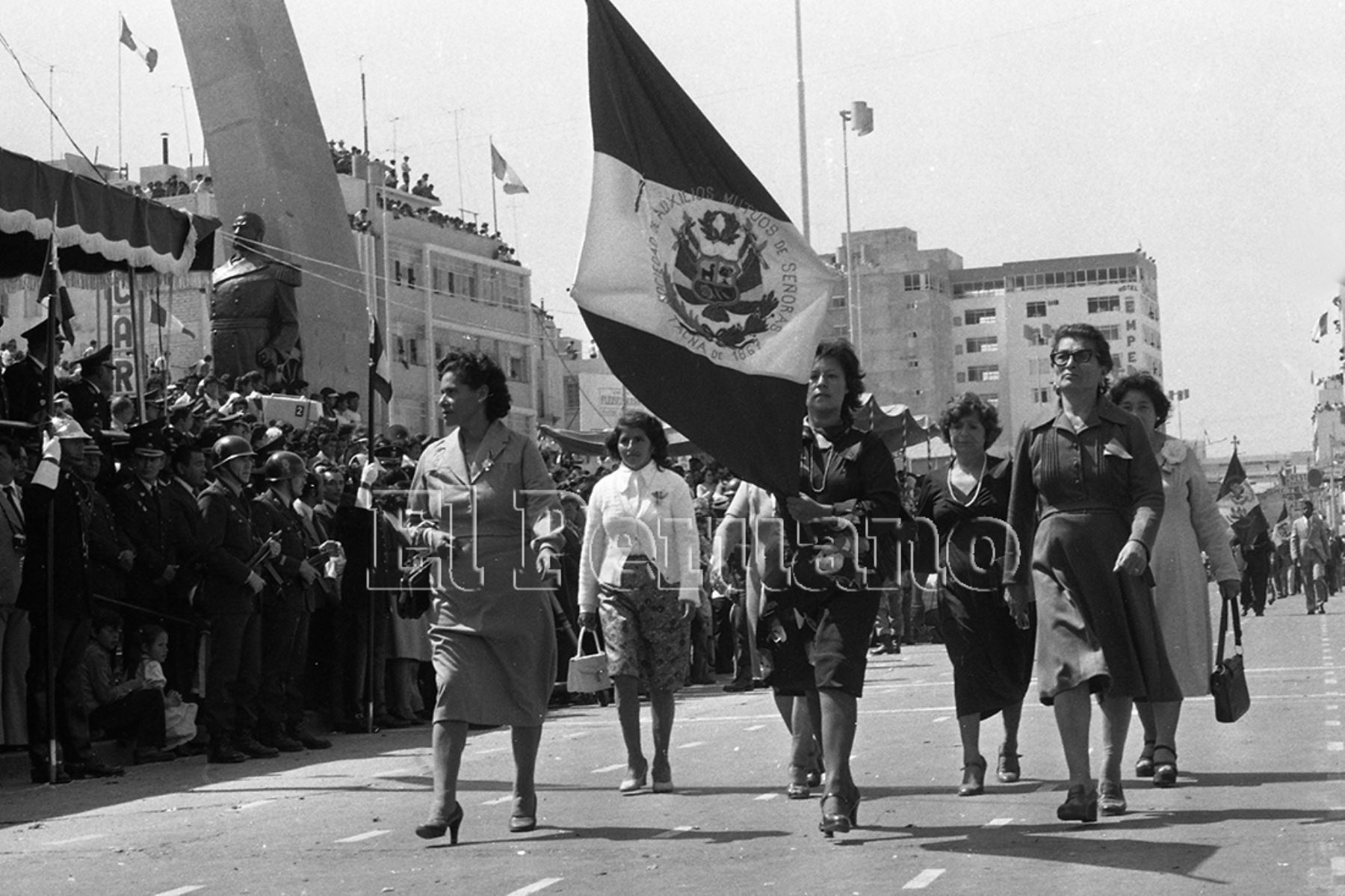 Tacna, 1979. Señoras de la Sociedad de Auxilios Mutuos en la conmemoración del 50° aniversario de la reincorporación de Tacna al territorio nacional. Foto: Archivo Histórico de El Peruano