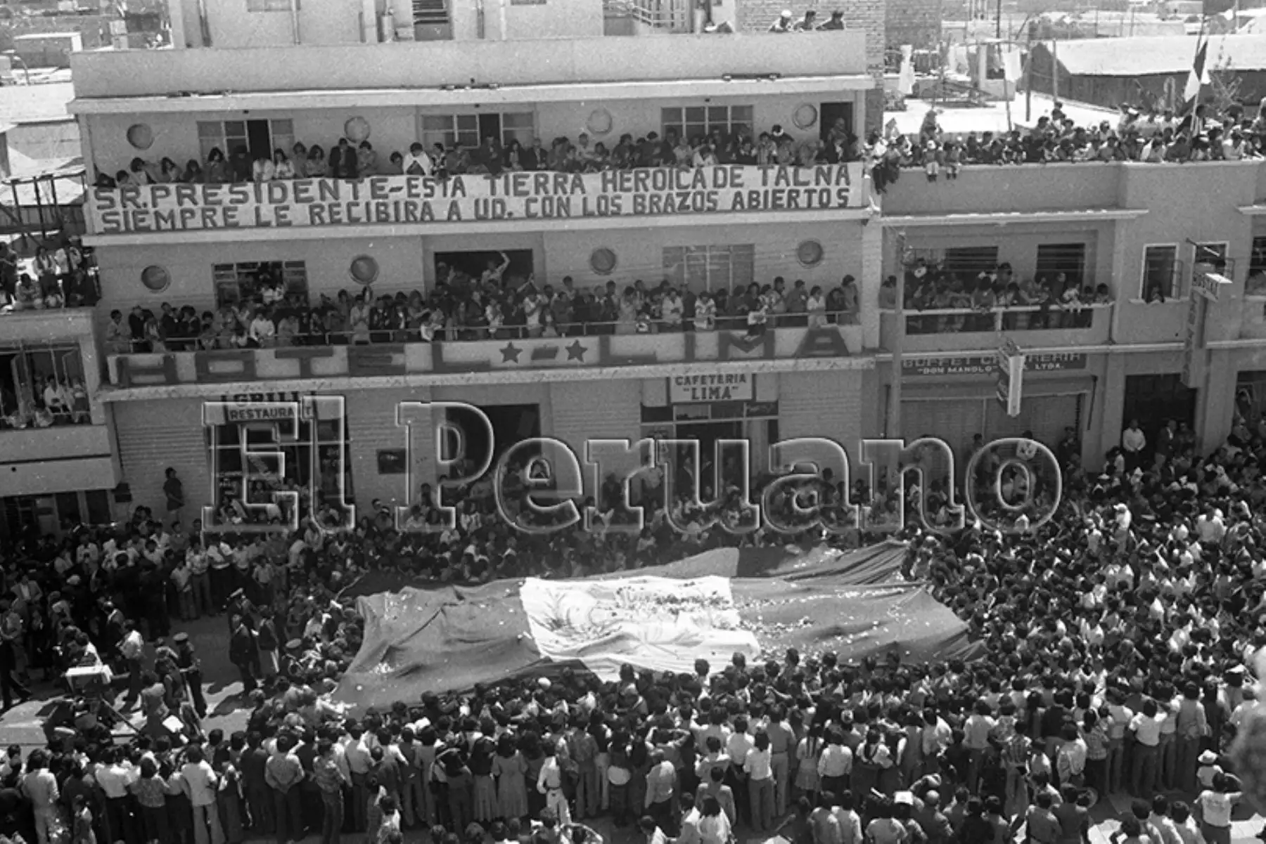 Tacna - 28 agosto 1979. Miles de personas recorren las calles acompañando a nuestra Bandera en el 50° aniversario de la reincorporación de Tacna al Perú. 
Foto: Archivo Histórico de El Peruano