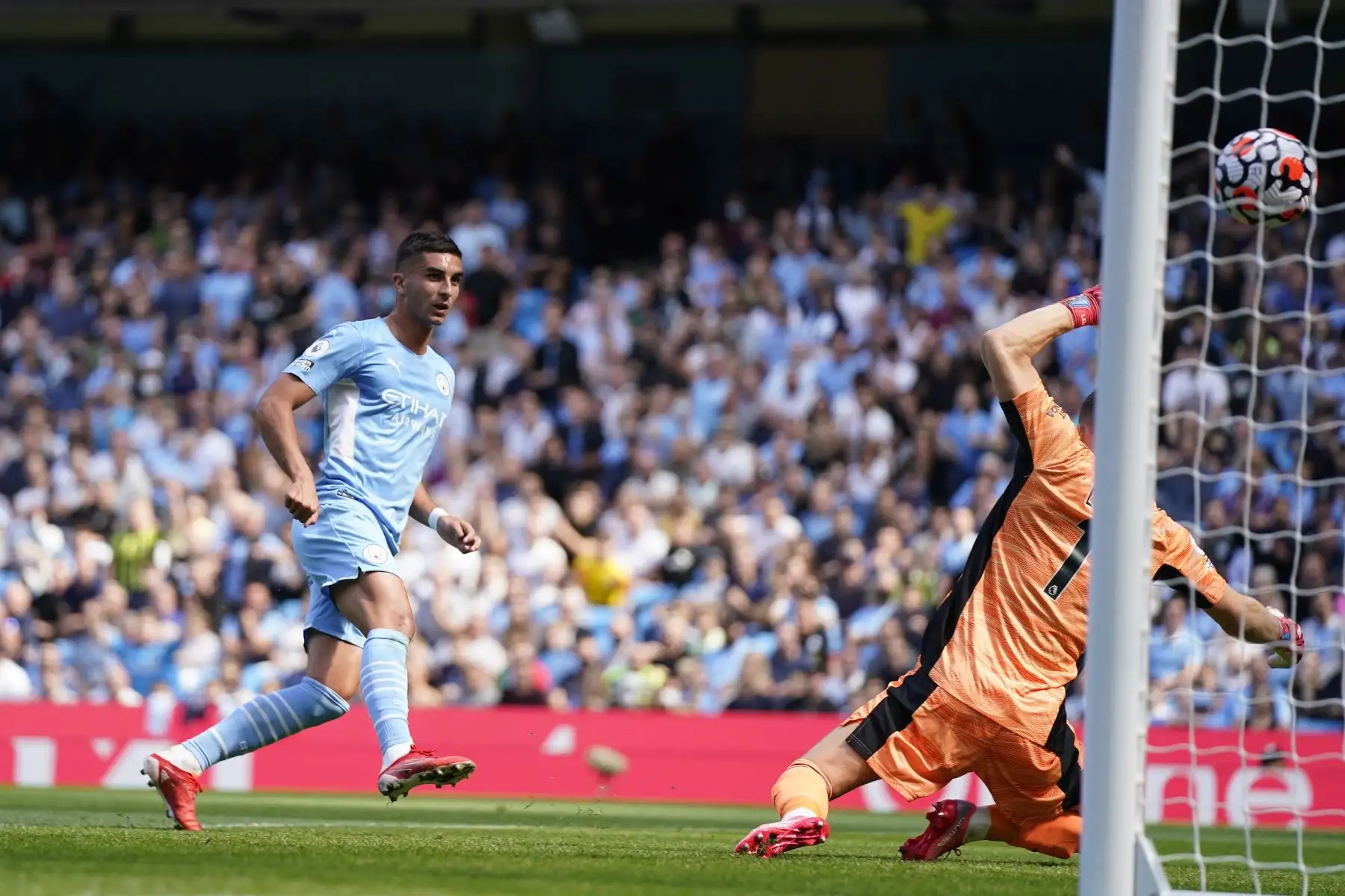 Ferran Torres del Manchester City anota un gol en la portería de Bernd Leno del Arsenal durante el partido de la Premier League. Foto: EFE