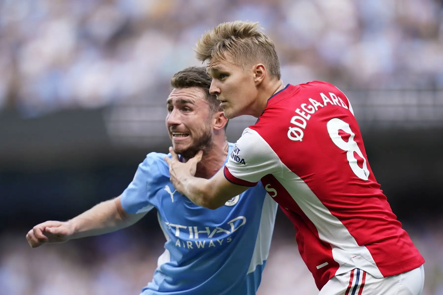 Aymeric Laporte del Manchester City en acción contra Martin Odegaard del Arsenal durante el partido de la Premier League. Foto: EFE