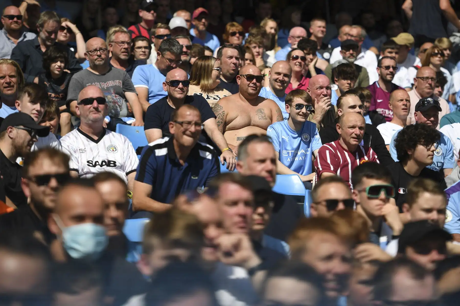 Aficionados en las gradas durante el partido de fútbol de la Premier League. Foto: AFP