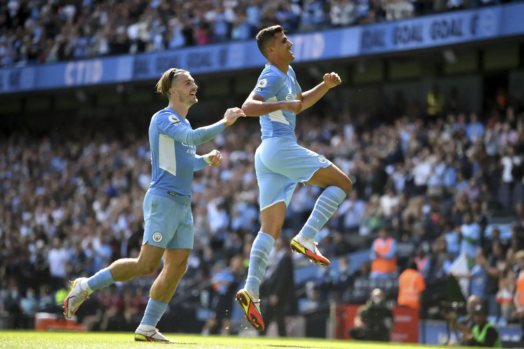 El centrocampista español del Manchester City Rodrigo celebra con el mediocampista inglés del Manchester City Jack Grealish después de anotar el cuarto gol de su equipo durante el partido de la Premier League. Foto: AFP