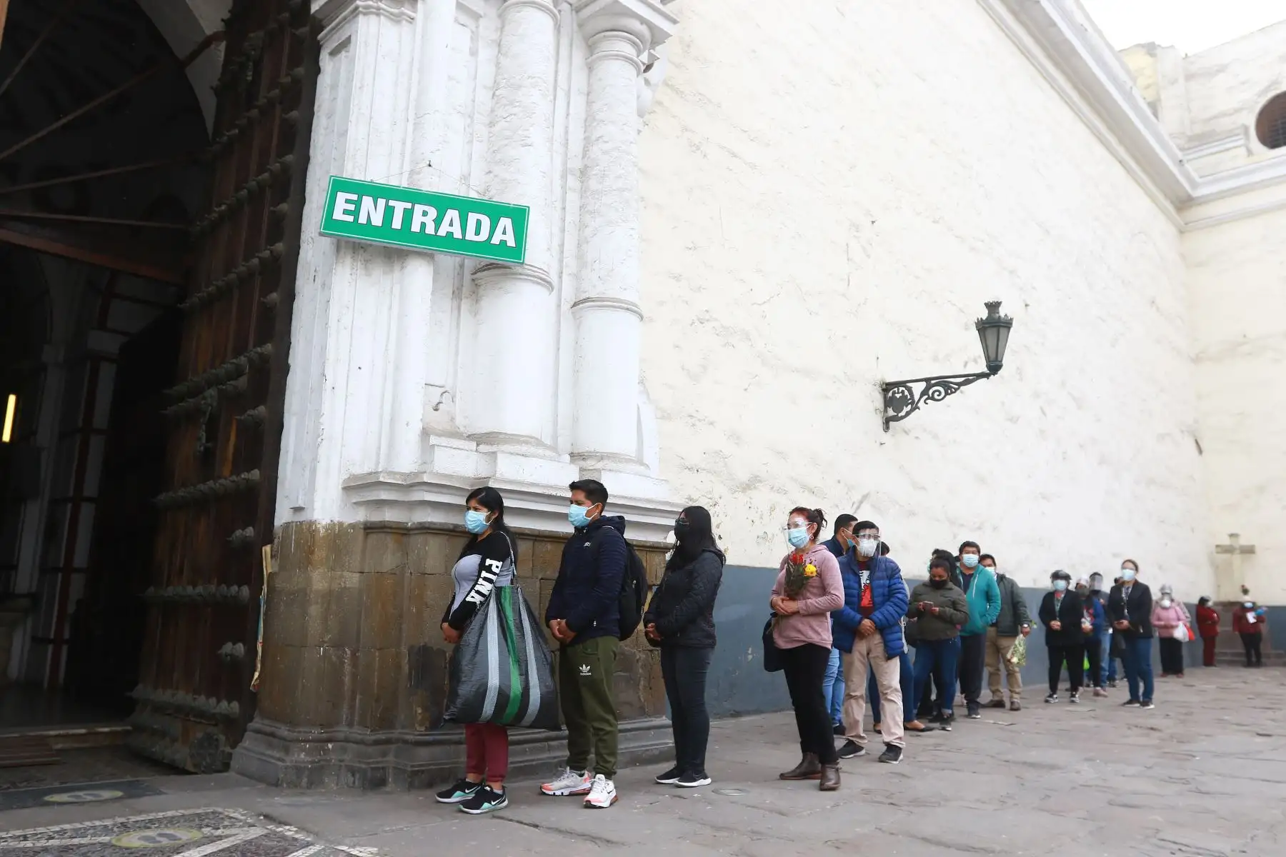 Fieles hacen largas colas para honrar imagen de San Judas Tadeo, en el Iglesia San Francisco del Centro de Lima. Foto: ANDINA/Jhonel Rodríguez