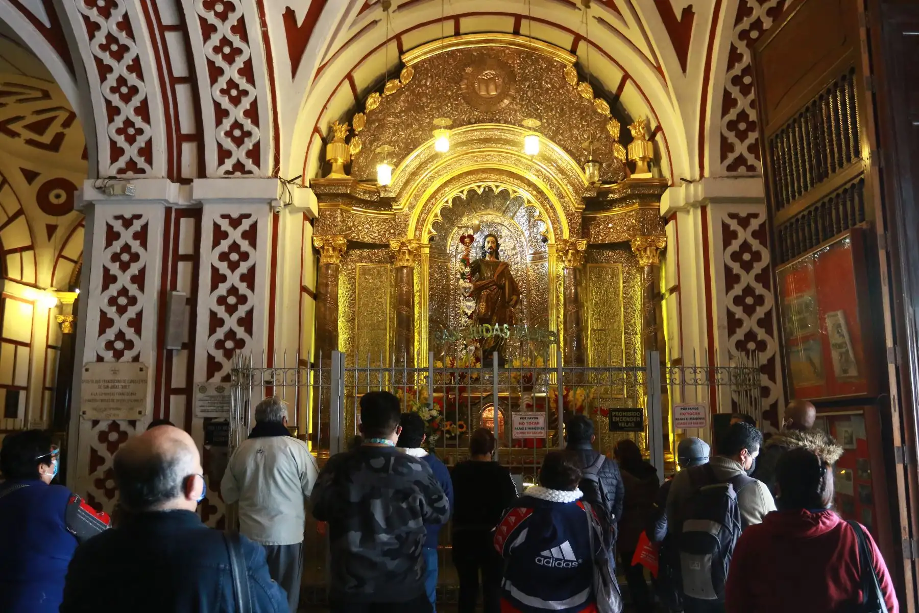 Devotos de San Judas Tadeo llegaron a la Iglesia de San Francisco, en el Centro de Lima, para honrar la imagen como cada 28 del mes, aunque su día oficial es el 28 de octubre. Foto: ANDINA/Jhonel Rodríguez