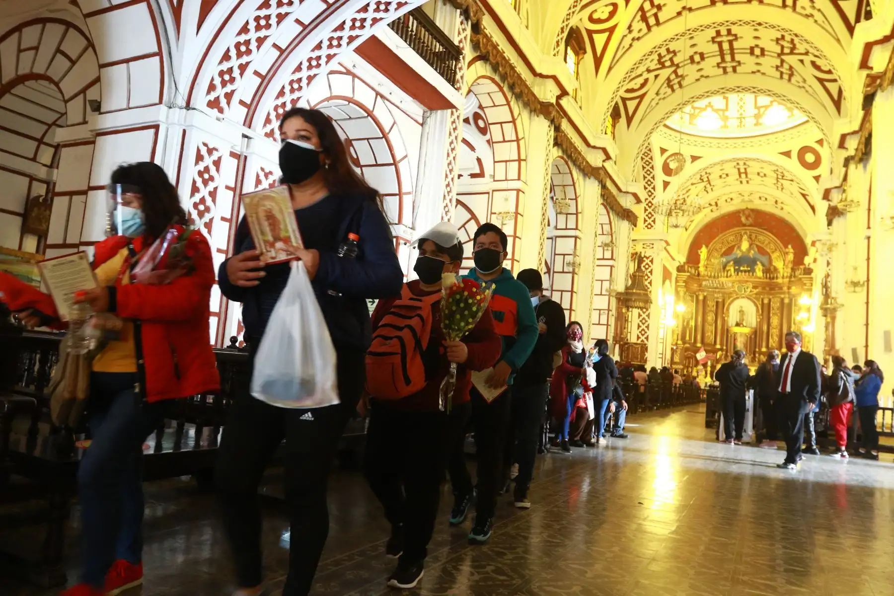 Fieles hacen largas colas para honrar imagen de San Judas Tadeo, en el Iglesia San Francisco del Centro de Lima. Foto: ANDINA/Jhonel Rodríguez