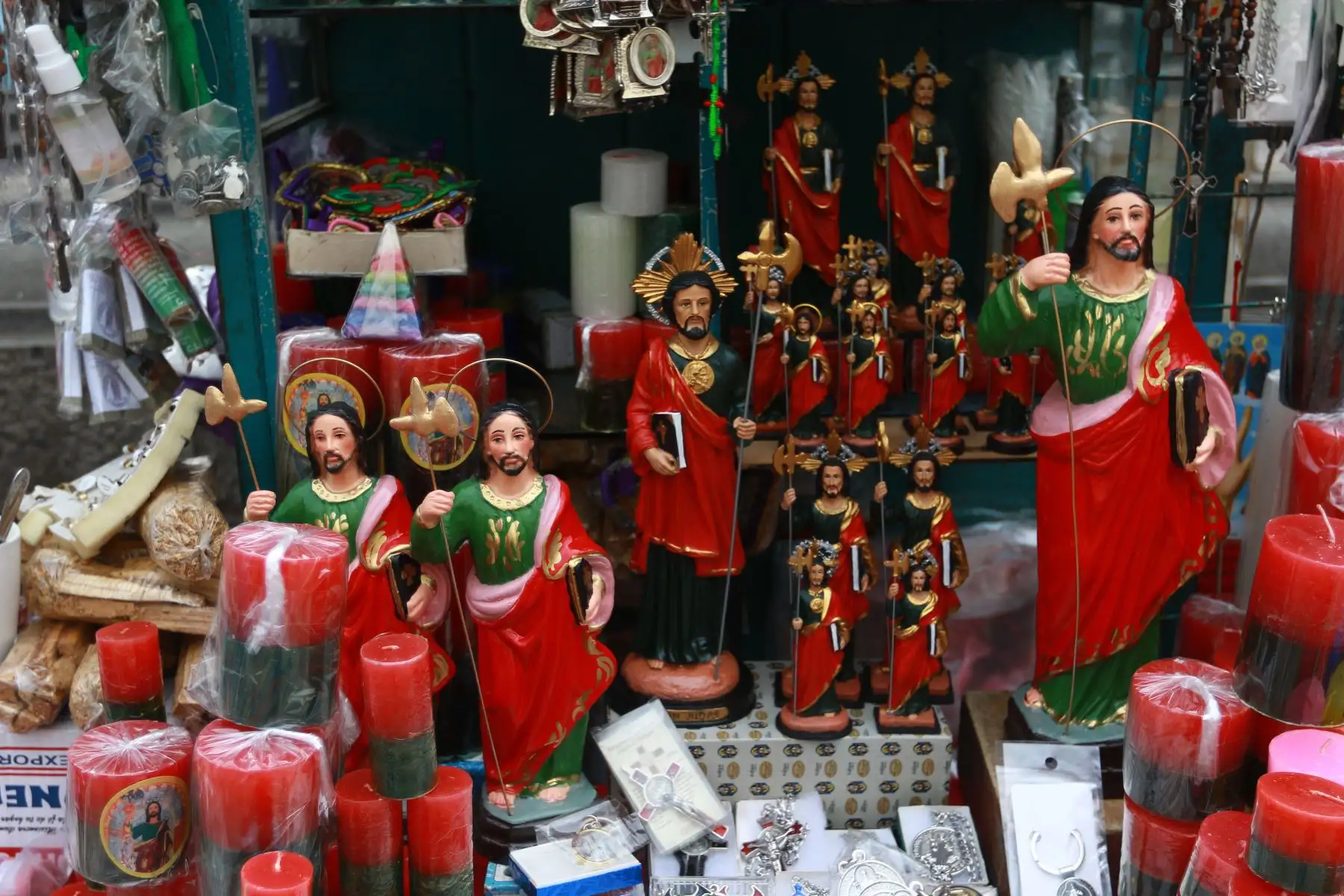 Fieles hacen largas colas para honrar imagen de San Judas Tadeo, en el Iglesia San Francisco del Centro de Lima. Foto: ANDINA/Jhonel Rodríguez