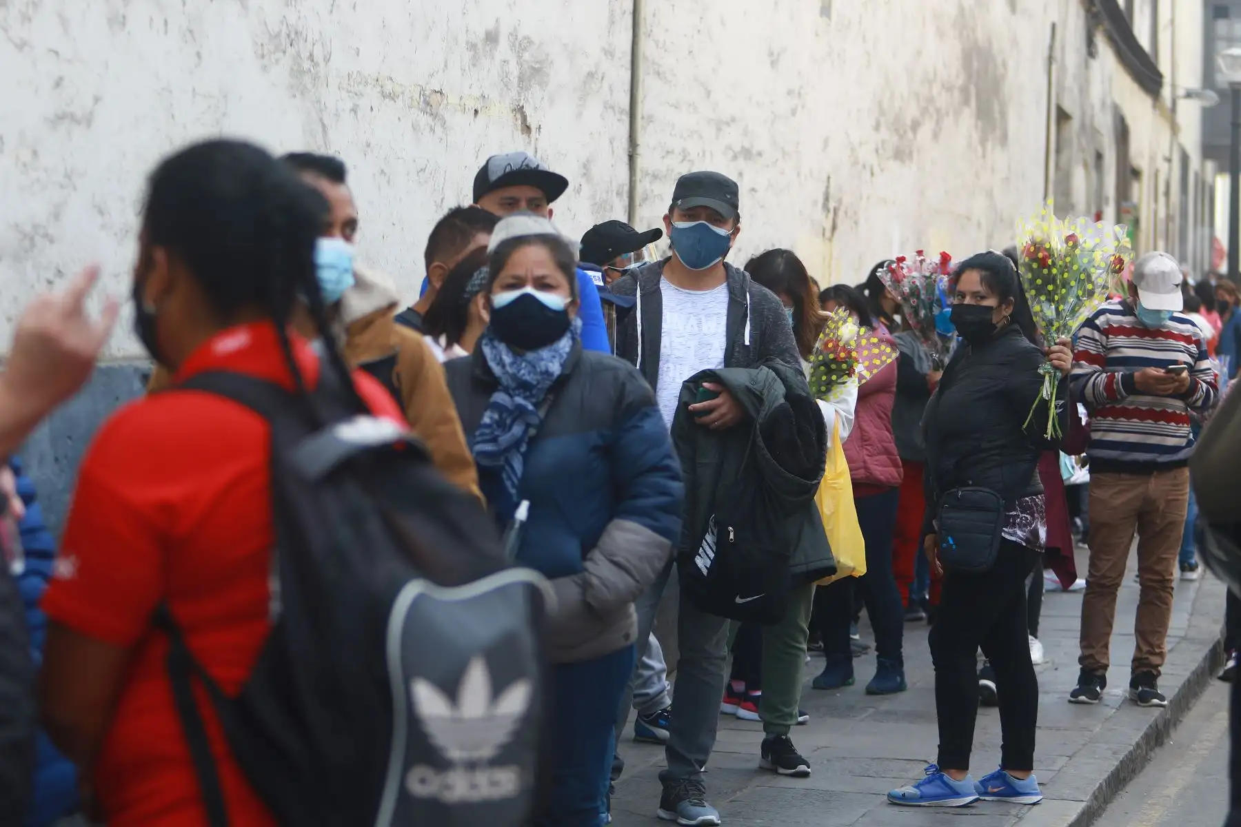 Fieles hacen largas colas para honrar imagen de San Judas Tadeo, en el Iglesia San Francisco del Centro de Lima. Foto: ANDINA/Jhonel Rodríguez