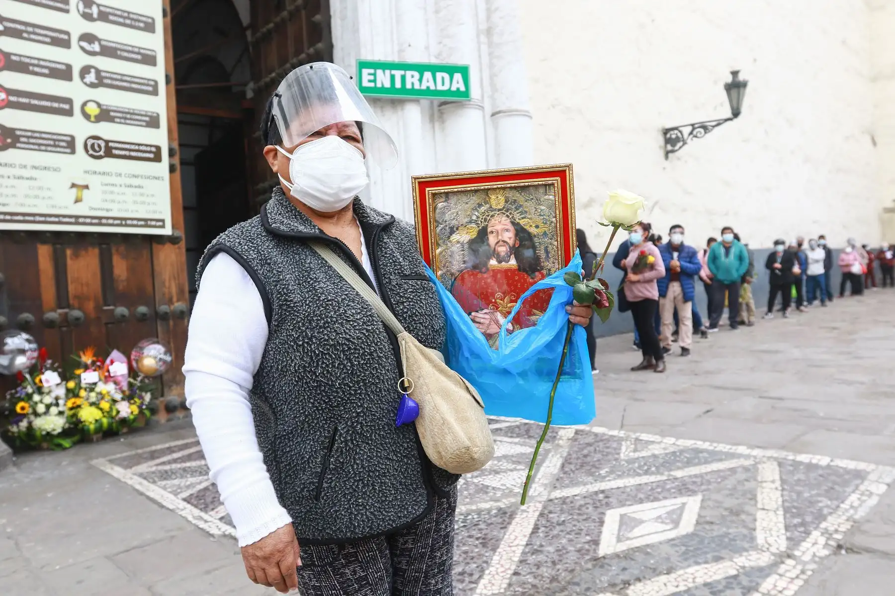 Fieles hacen largas colas para honrar imagen de San Judas Tadeo, en el Iglesia San Francisco del Centro de Lima. Foto: ANDINA/Jhonel Rodríguez