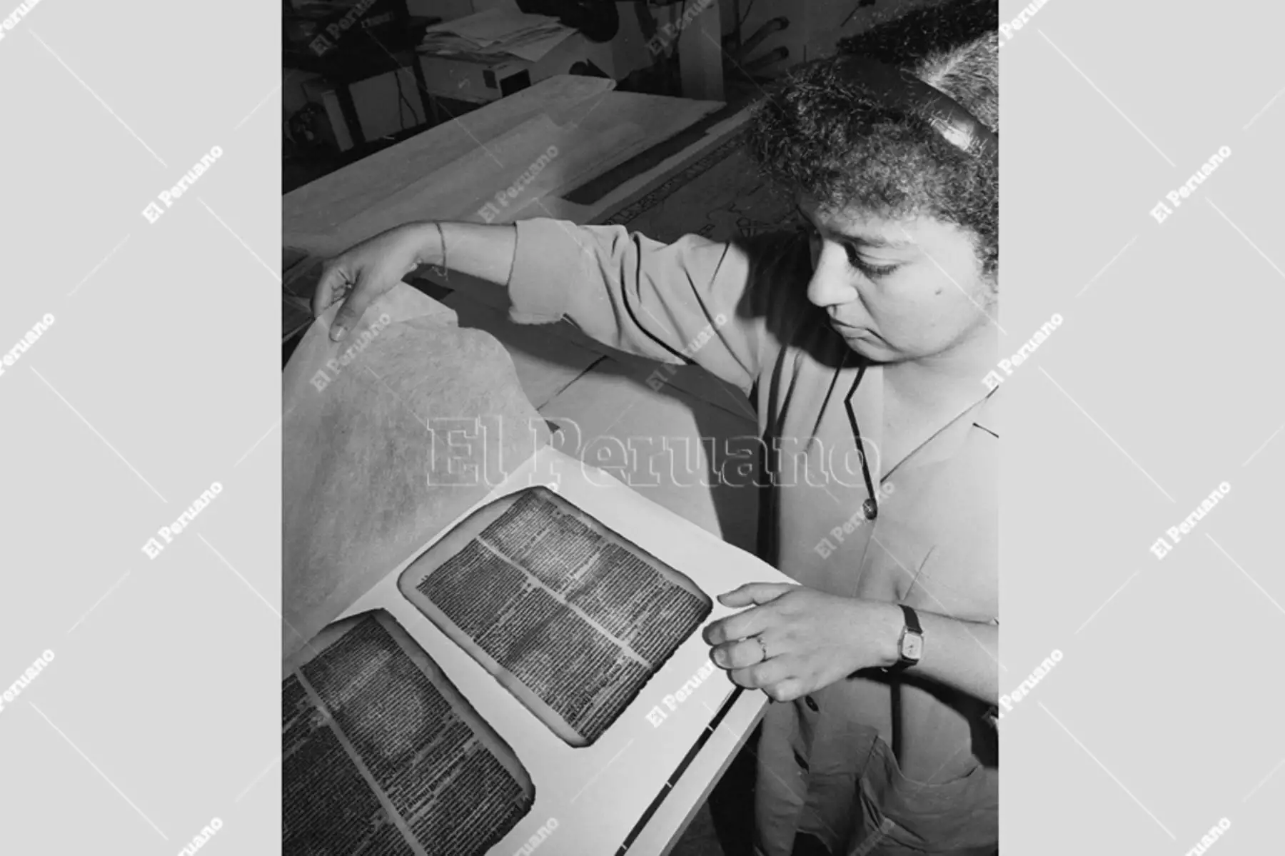 Lima - 22 abril 1996. Conservación de documentos en la Biblioteca Nacional del Perú.  Foto: Archivo Histórico de El Peruano / Flor Ruiz