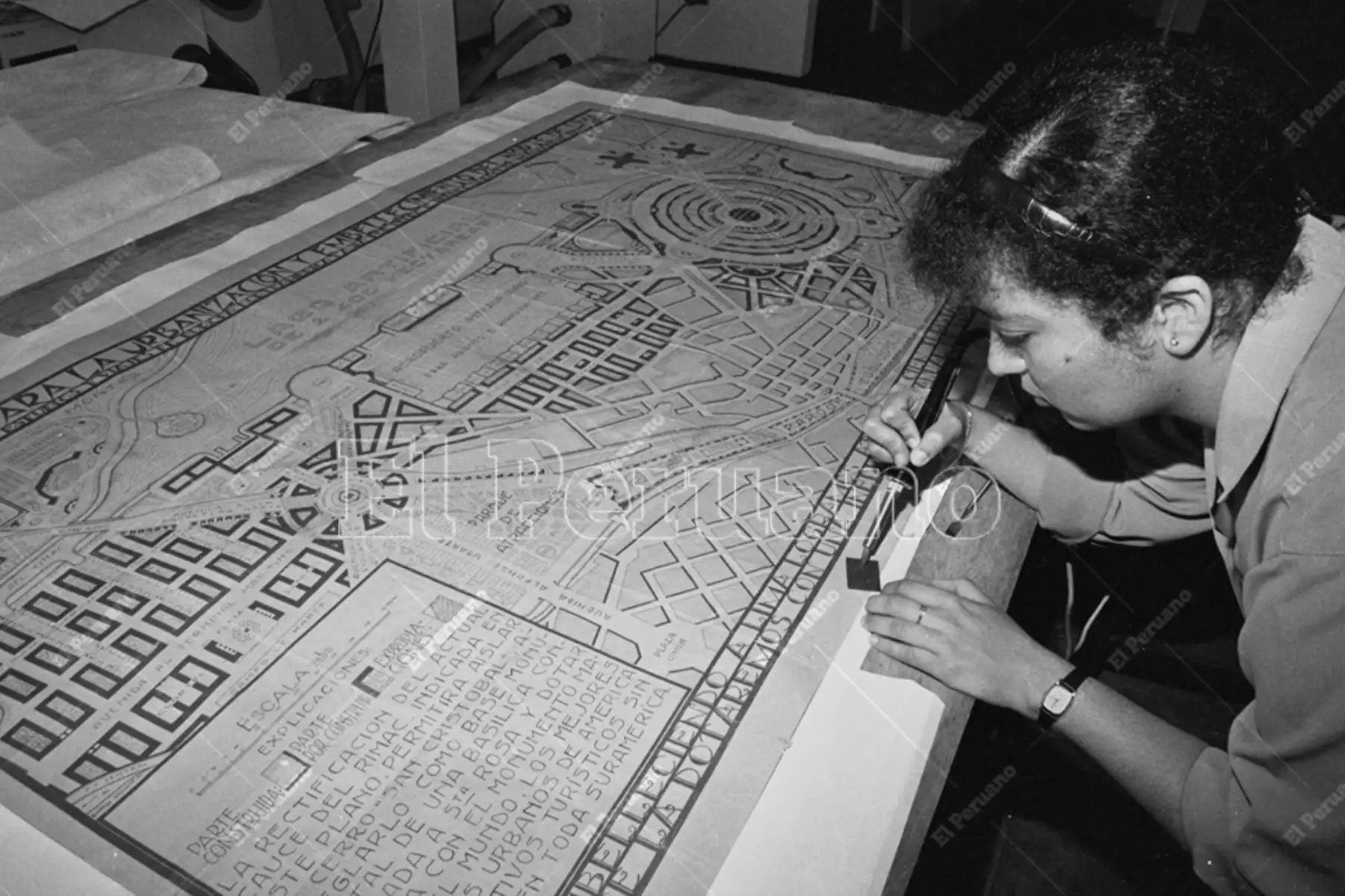 Lima - 22 abril 1996. Conservación de documentos en la Biblioteca Nacional del Perú.  Foto: Archivo Histórico de El Peruano