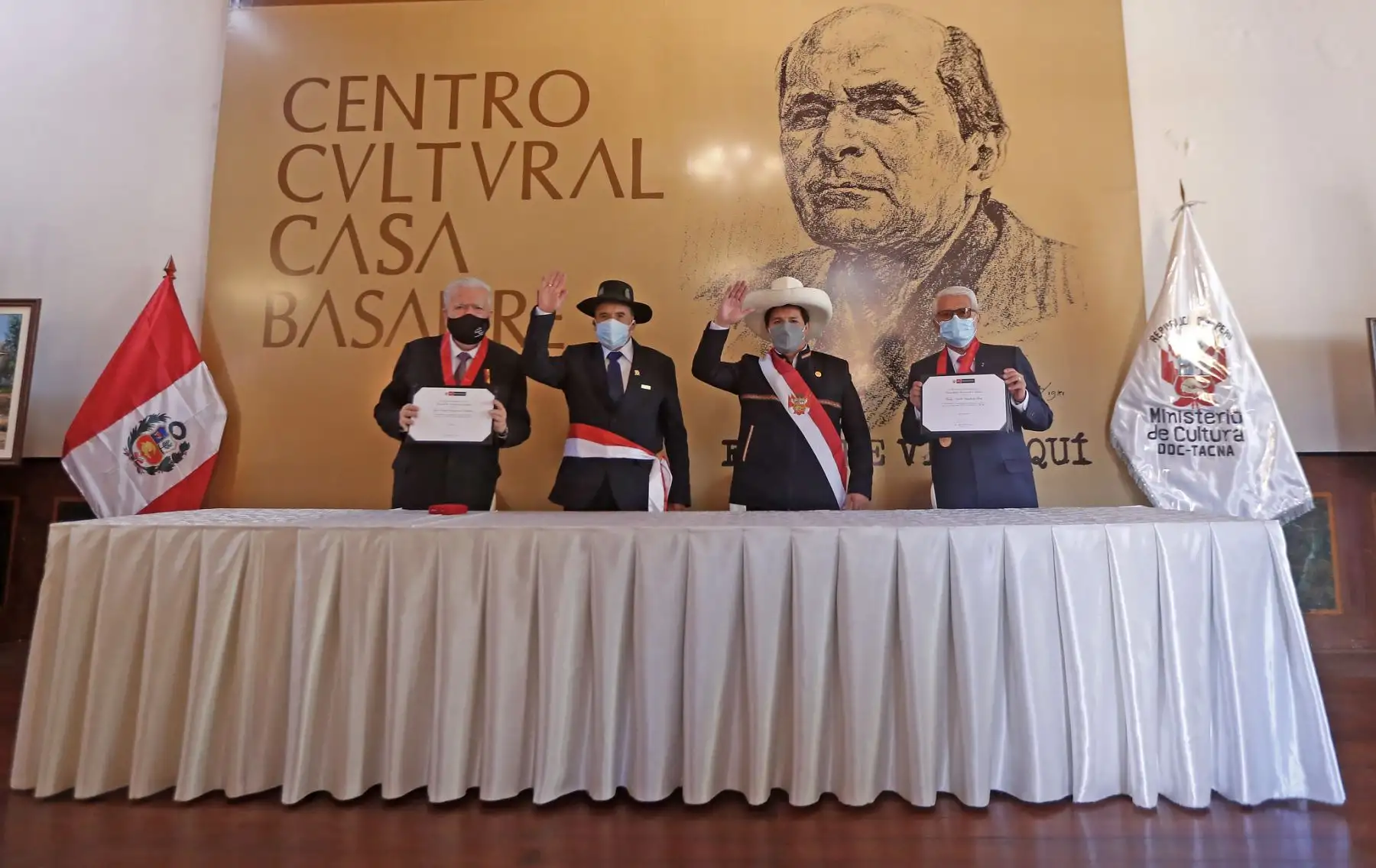 Como parte de sus actividades en la región Tacna, el presidente de la República, Pedro Castillo, junto al ministro de Cultura, Ciro Gálvez, participó la entrega del reconocimiento como personalidades meritorias de la cultura a los señores Fredy Gambetta y Luis Cavagnaro. Foto: Presidencia