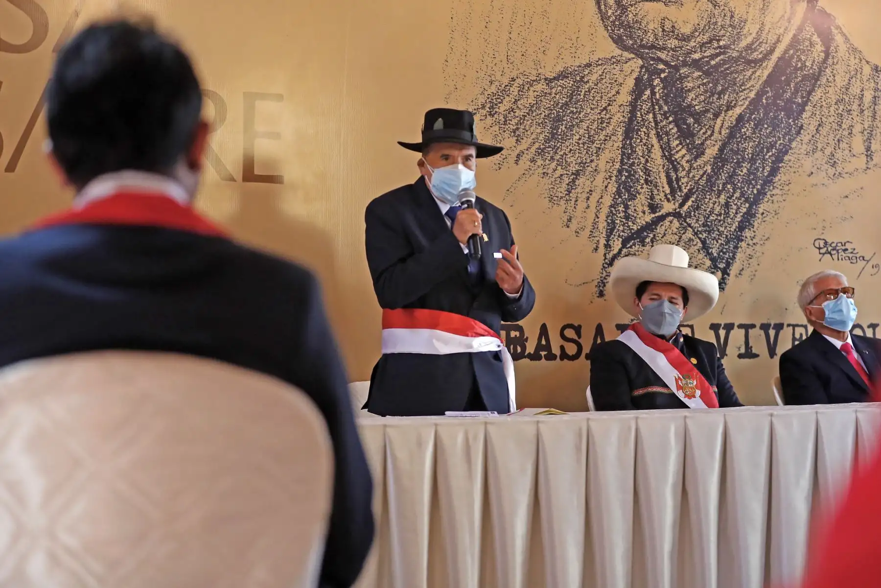 Como parte de sus actividades en la región Tacna, el presidente de la República, Pedro Castillo, junto al ministro de Cultura, Ciro Gálvez, participó la entrega del reconocimiento como personalidades meritorias de la cultura a los señores Fredy Gambetta y Luis Cavagnaro. Foto: Presidencia