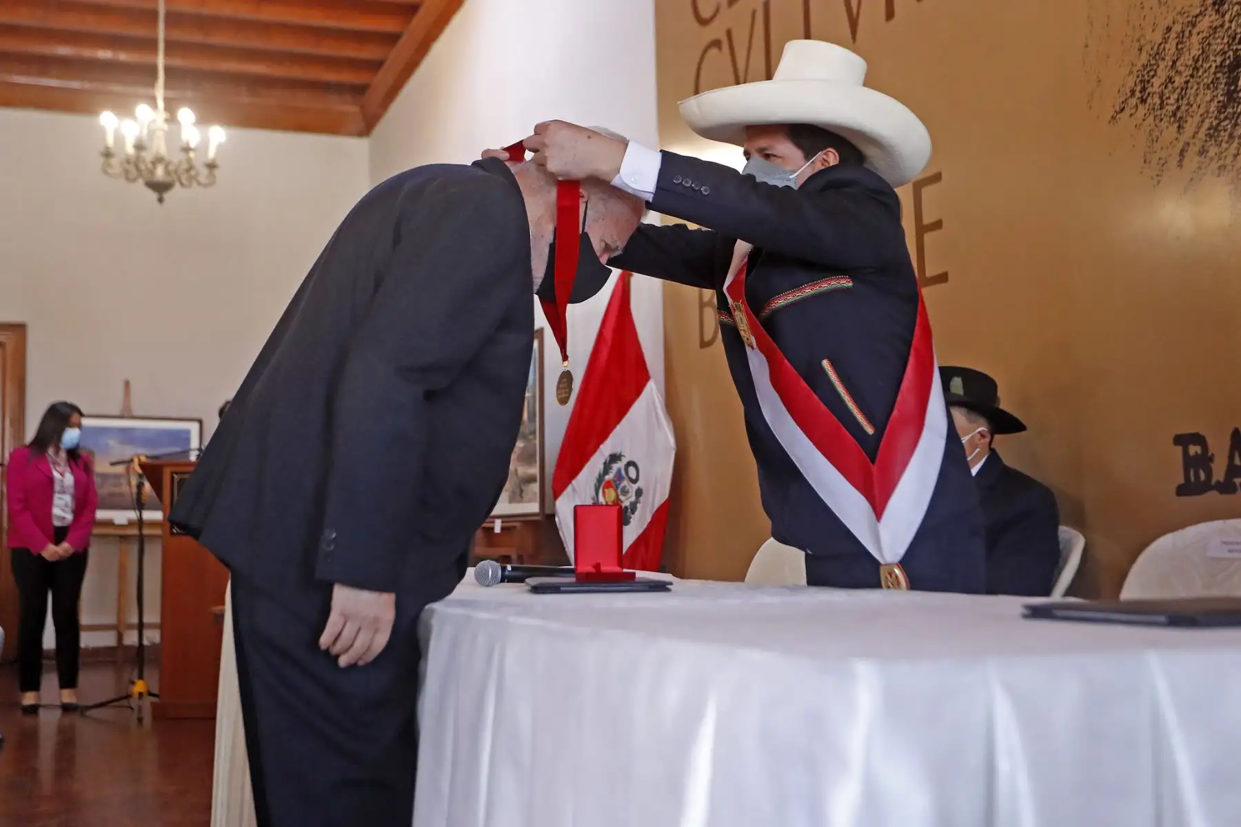 Como parte de sus actividades en la región Tacna, el presidente de la República, Pedro Castillo, junto al ministro de Cultura, Ciro Gálvez, participó la entrega del reconocimiento como personalidades meritorias de la cultura a los señores Fredy Gambetta y Luis Cavagnaro. Foto: Presidencia