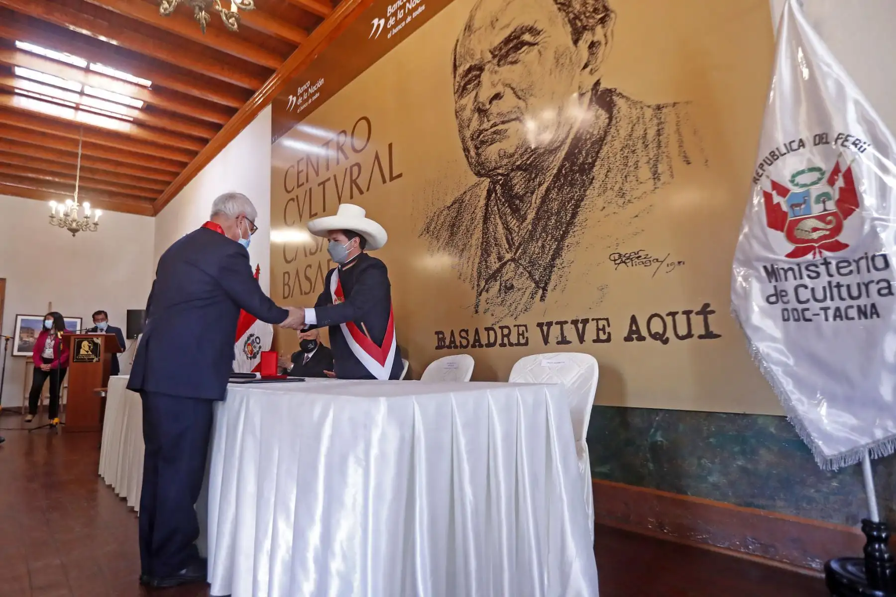 Como parte de sus actividades en la región Tacna, el presidente de la República, Pedro Castillo, junto al ministro de Cultura, Ciro Gálvez, participó la entrega del reconocimiento como personalidades meritorias de la cultura a los señores Fredy Gambetta y Luis Cavagnaro. Foto: Presidencia