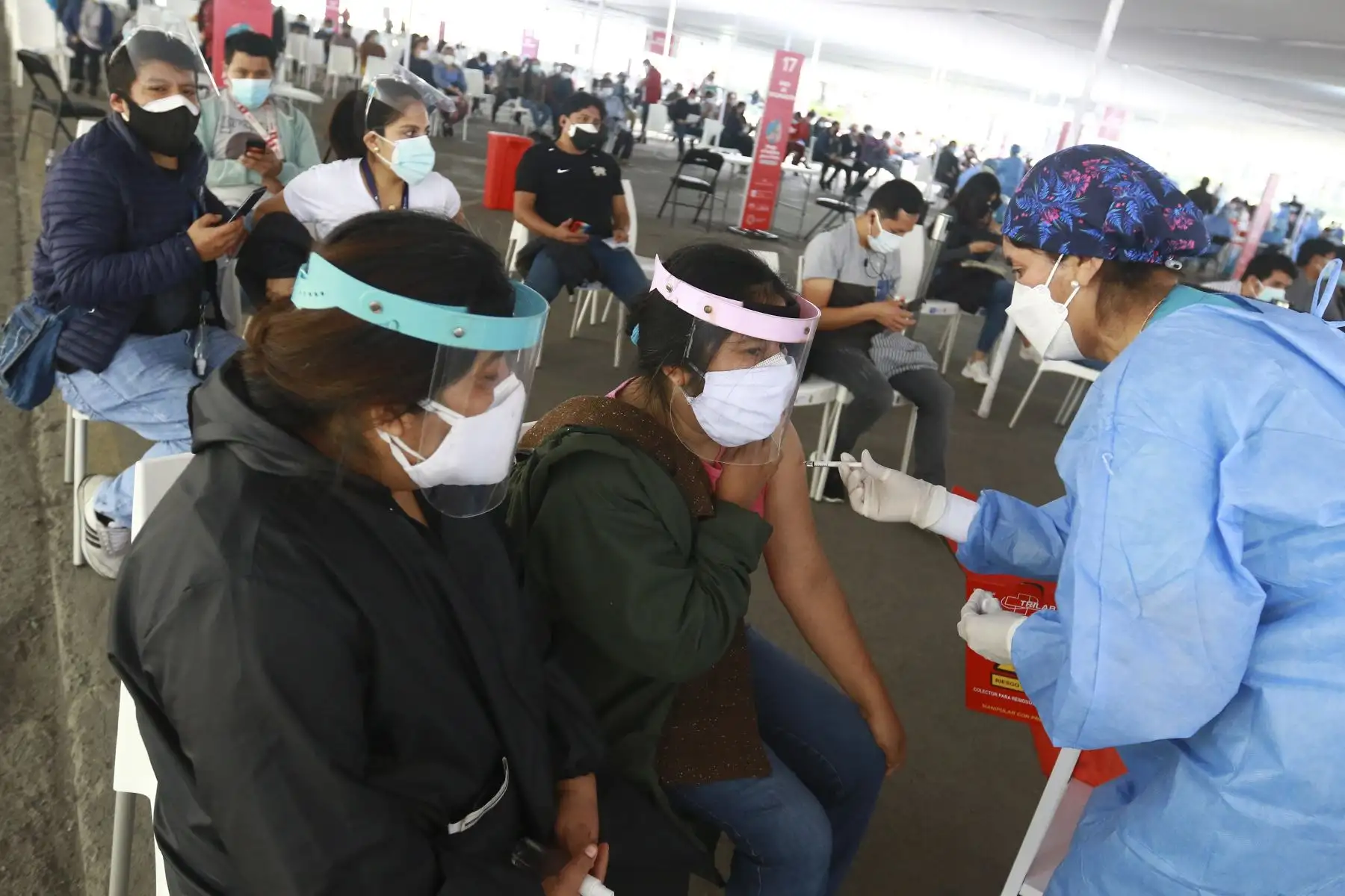 Así se desarrolla el sexto Vacunatón en el centro de inmunización ubicado en el Parque de la Exposición. Foto: ANDINA/Jhonel Rodríguez
