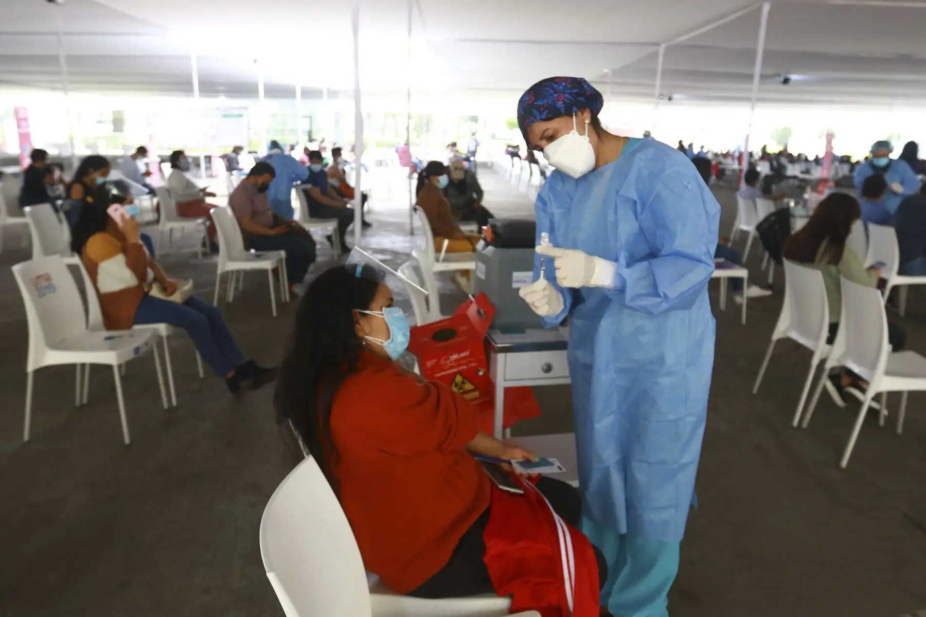 Así se desarrolla el sexto Vacunatón en el centro de inmunización ubicado en el Parque de la Exposición. Foto: ANDINA/Jhonel Rodríguez