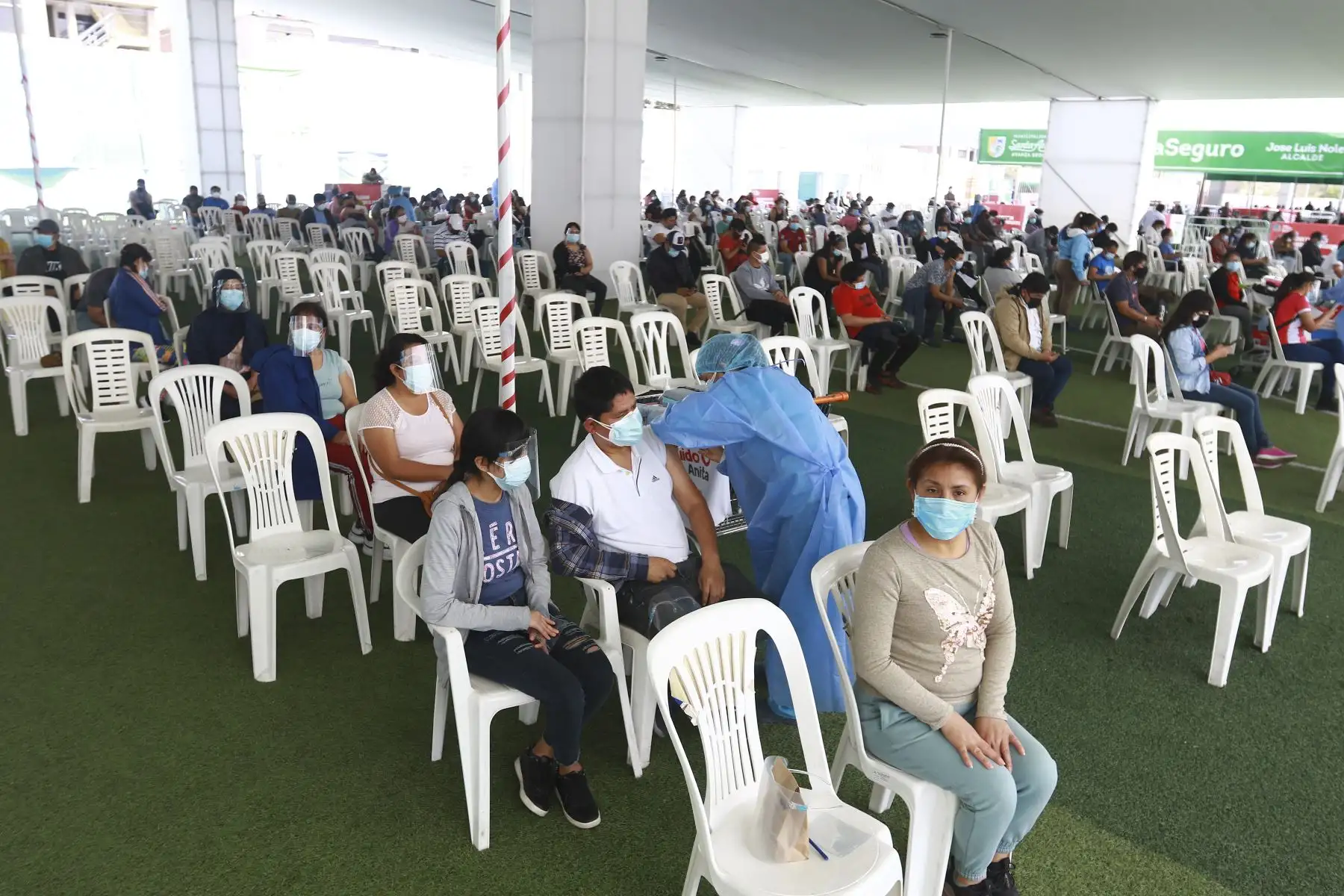 Así se desarrolla el sexto Vacunatón en el centro de inmunización ubicado en el Estadio Municipal de Santa Anita. Foto: ANDINA/Jhonel Rodríguez