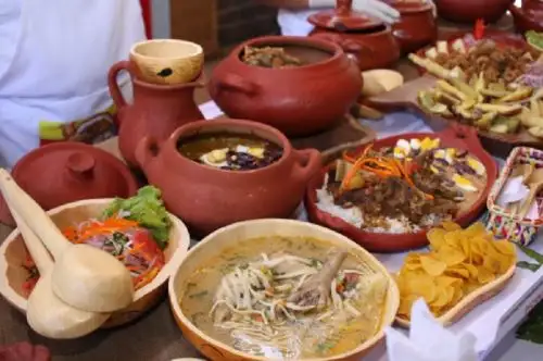 La cocina peruana, que es Patrimonio Cultural de la Nación, tiene en las picanterías y chicherías regionales a los auténticos “santuarios del sabor y del saber”, donde perduran los elementos distintivos de la cocina peruana: la gran biodiversidad de la costa, la sierra y la selva que aporta los insumos, y las tradiciones heredadas para convertirlos en suculentos potajes que cautivan comensales. ANDINA/Difusión