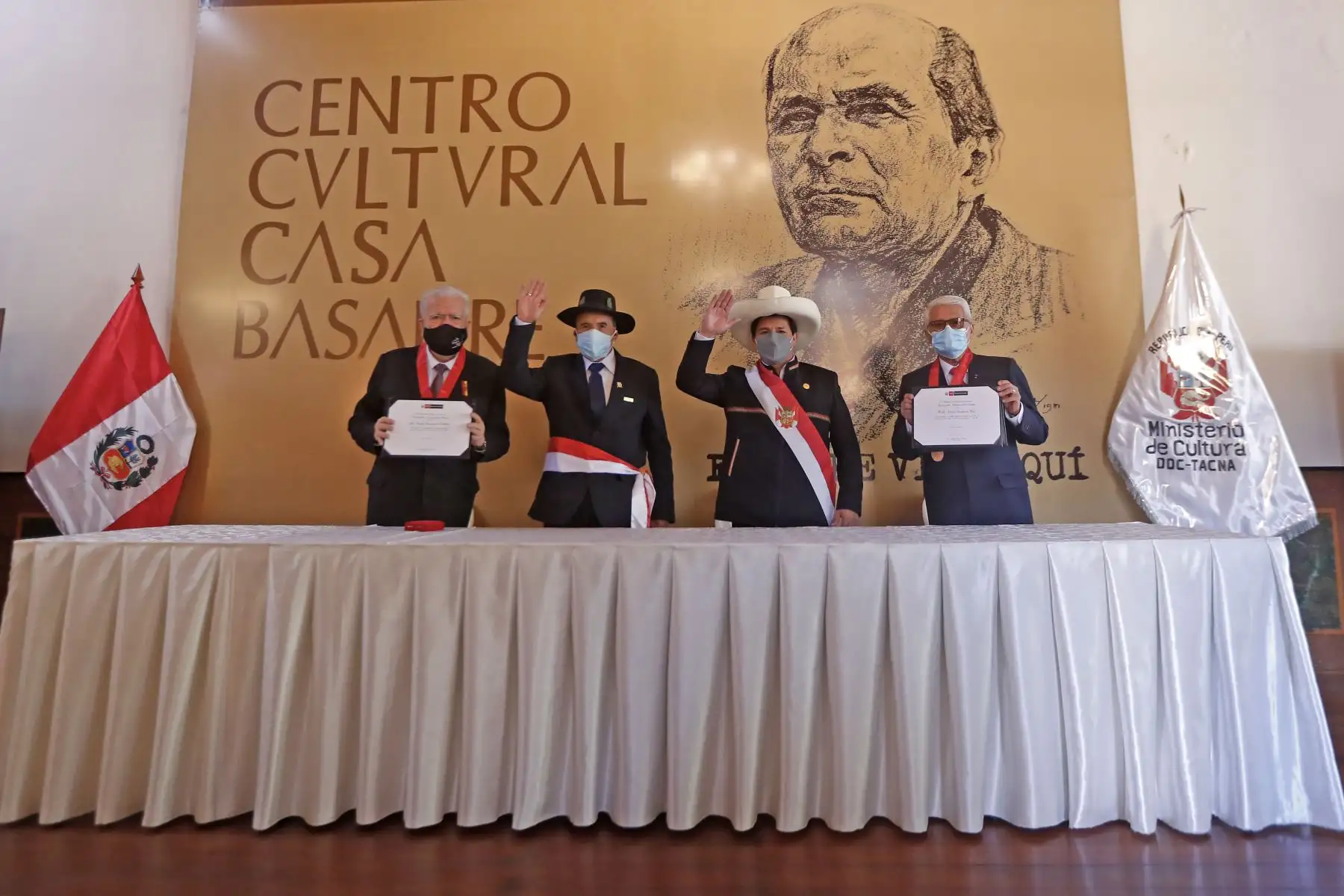 El Presidente y el ministro de Cultura con los historiadores tacneños distinguidos hoy. Foto: ANDINA/difusión.
