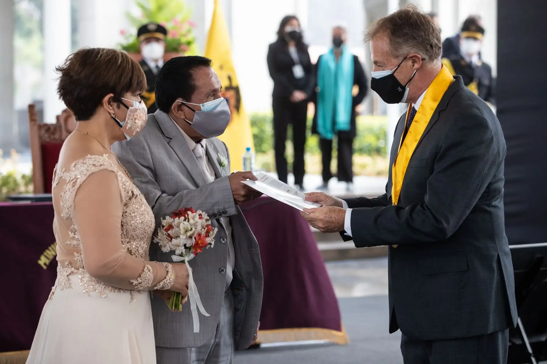 Hoy 200 parejas del Cercado se unieron en el primer matrimonio civil presencial en el Circuito Mágico del Agua. La ceremonia fue presidida por el alcalde, Jorge Muñoz, y se realizó con los protocolos de bioseguridad. Foto: ANDINA/Municipalidad de Lima