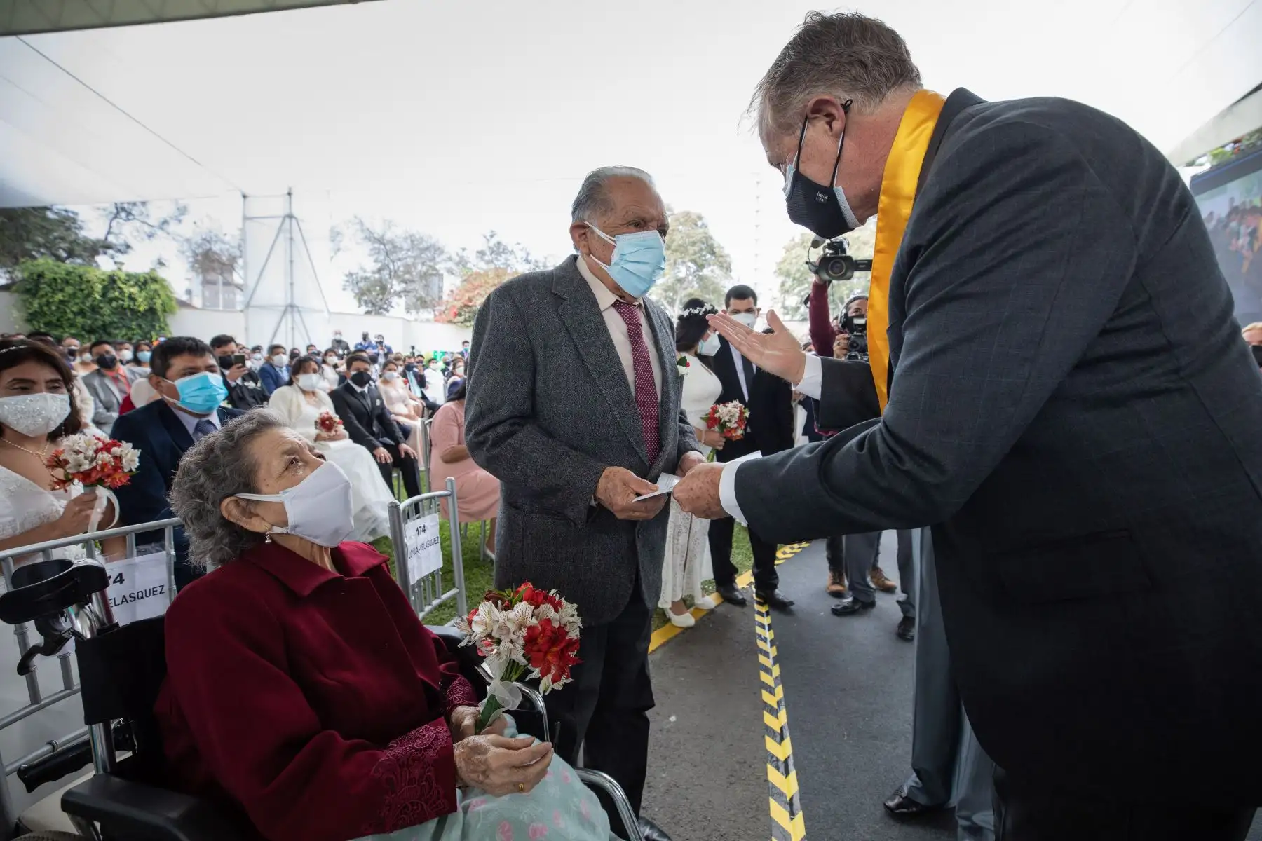 Hoy 200 parejas del Cercado se unieron en el primer matrimonio civil presencial en el Circuito Mágico del Agua. La ceremonia fue presidida por el alcalde, Jorge Muñoz, y se realizó con los protocolos de bioseguridad. Foto: ANDINA/Municipalidad de Lima