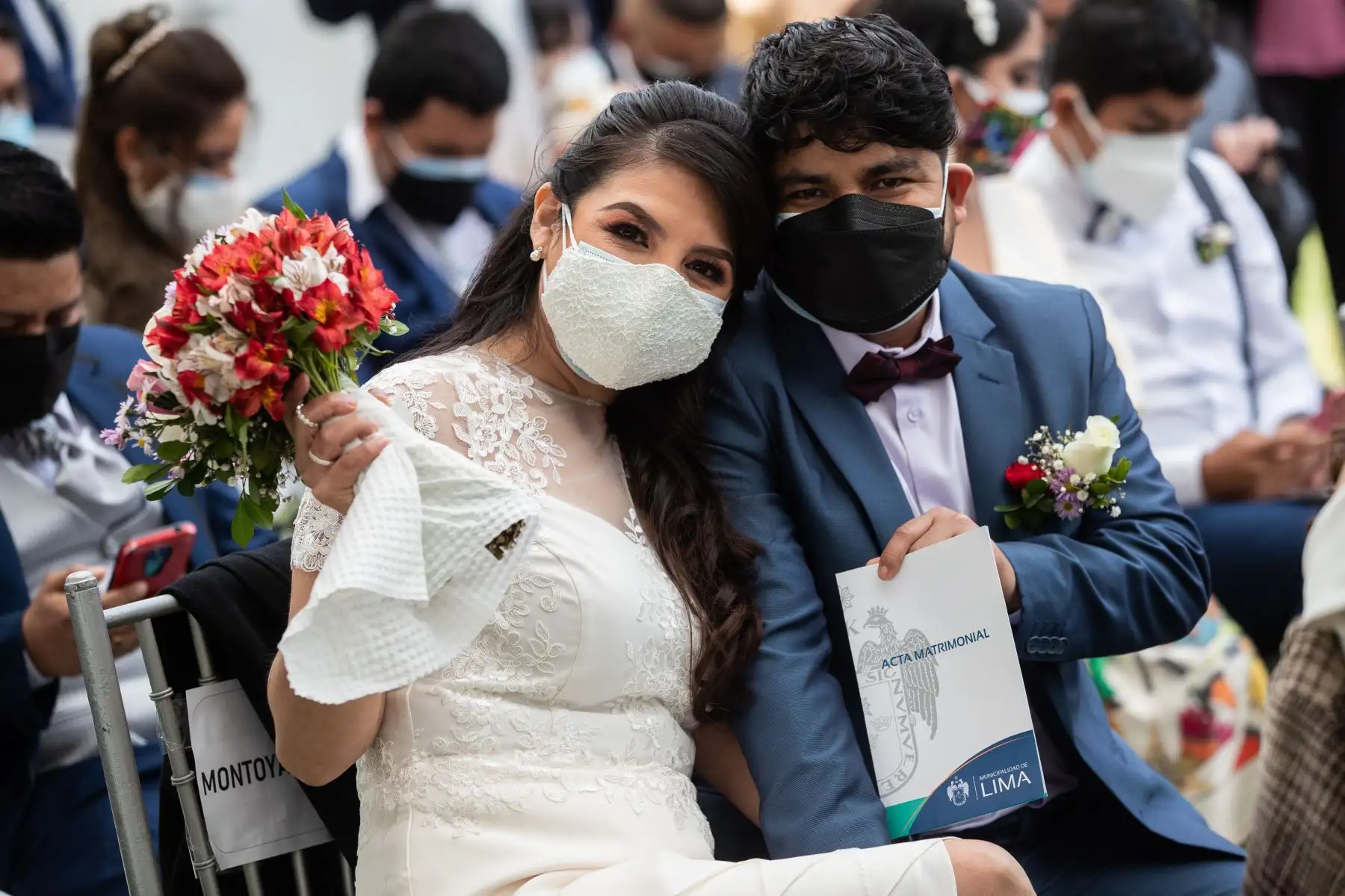 Hoy 200 parejas del Cercado se unieron en el primer matrimonio civil presencial en el Circuito Mágico del Agua. La ceremonia fue presidida por el alcalde, Jorge Muñoz, y se realizó con los protocolos de bioseguridad. Foto: ANDINA/Municipalidad de Lima
