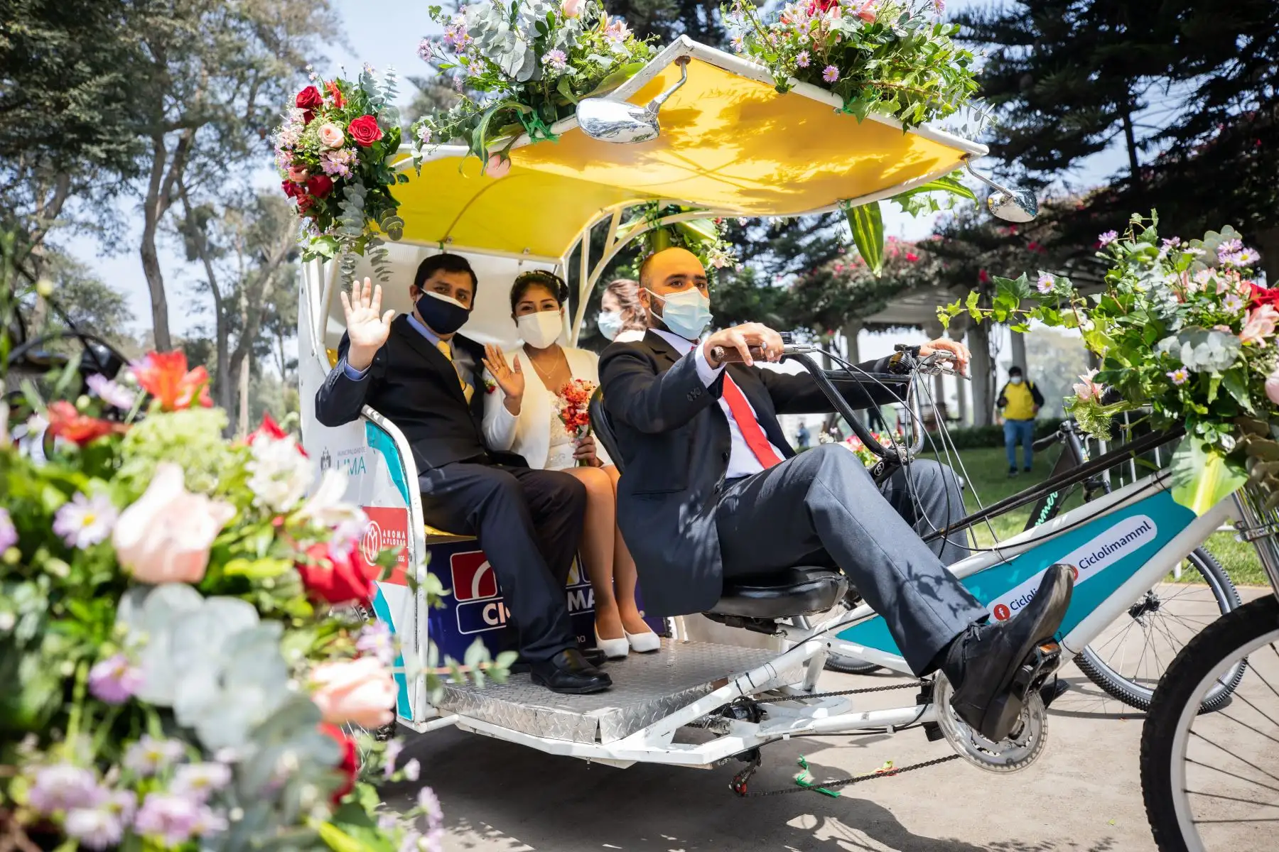 Hoy 200 parejas del Cercado se unieron en el primer matrimonio civil presencial en el Circuito Mágico del Agua. La ceremonia fue presidida por el alcalde, Jorge Muñoz, y se realizó con los protocolos de bioseguridad. Foto: ANDINA/Municipalidad de Lima