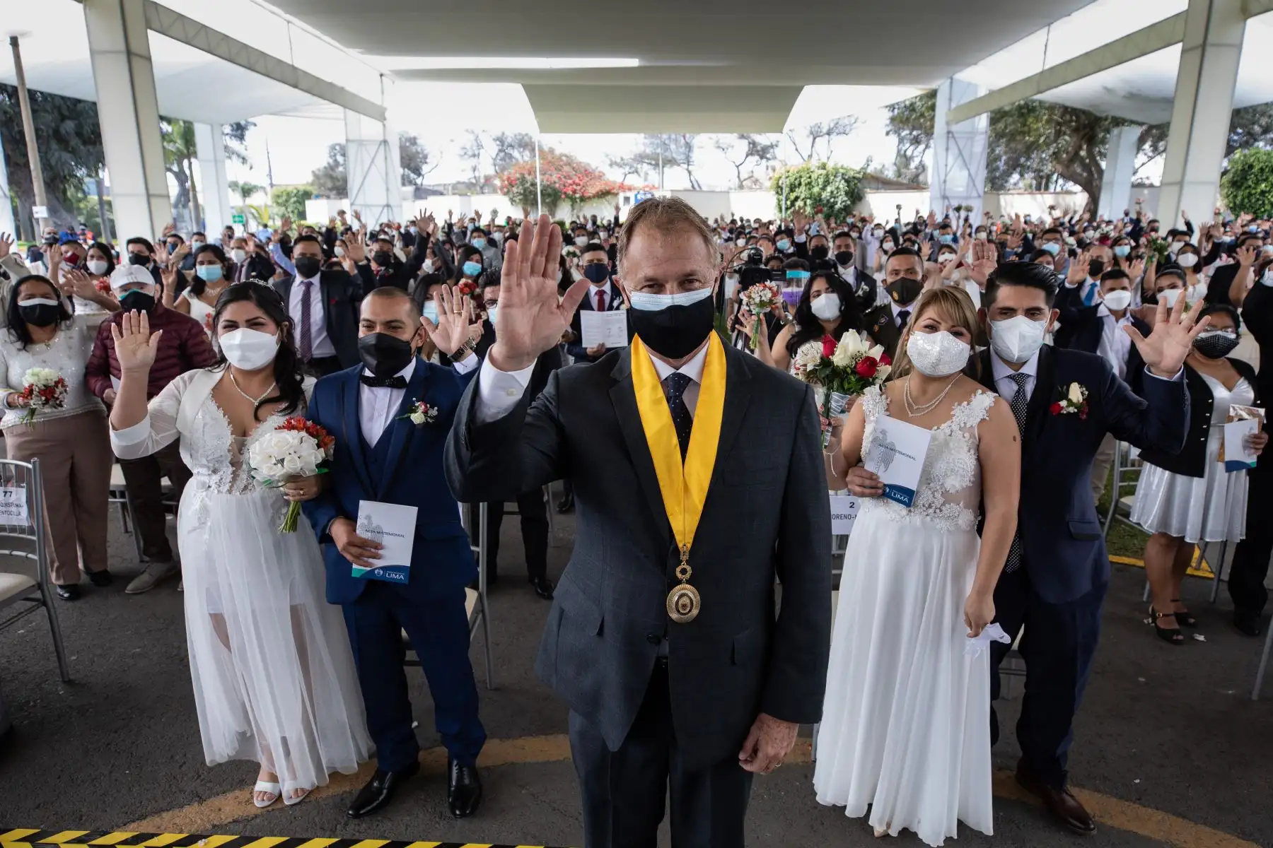 Hoy 200 parejas del Cercado se unieron en el primer matrimonio civil presencial en el Circuito Mágico del Agua. La ceremonia fue presidida por el alcalde, Jorge Muñoz, y se realizó con los protocolos de bioseguridad. Foto: ANDINA/Municipalidad de Lima
